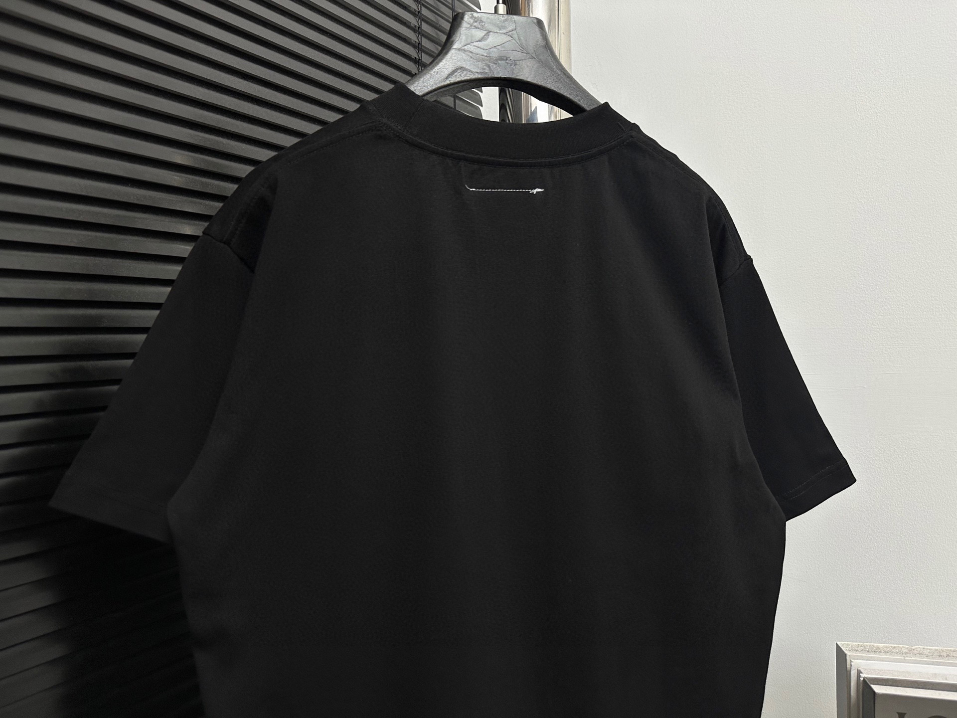 💰80
【Maison Margiela】马吉拉24ss字母数字印花T恤短袖
logo标识精致升级，原版面料官方同款短袖t恤
面料手感非常舒服春夏砖柜同步 时尚又个性超级百搭好看男女都非常合适人手必备
颜色：黑色，白色
尺码：XS-L