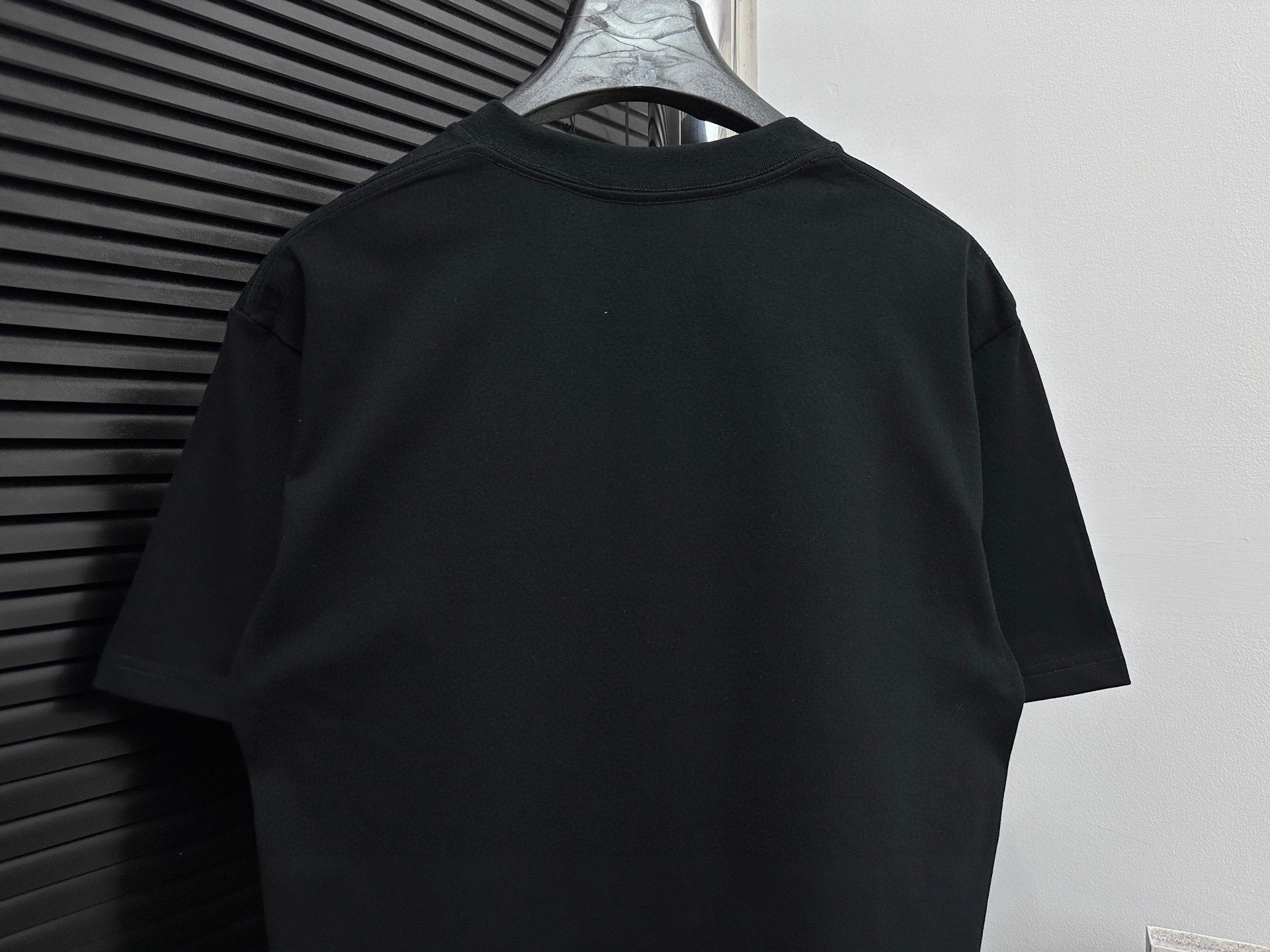 💰85
【BALENCIAGA 】巴黎世家  字母印花短袖T恤 
定织定染280克精梳棉重磅面料 螺纹零色差 细节完美 区别市面通货版本 欢迎对比 男女同款 上图必卖款
颜色：白色 黑色
尺码：XS-L