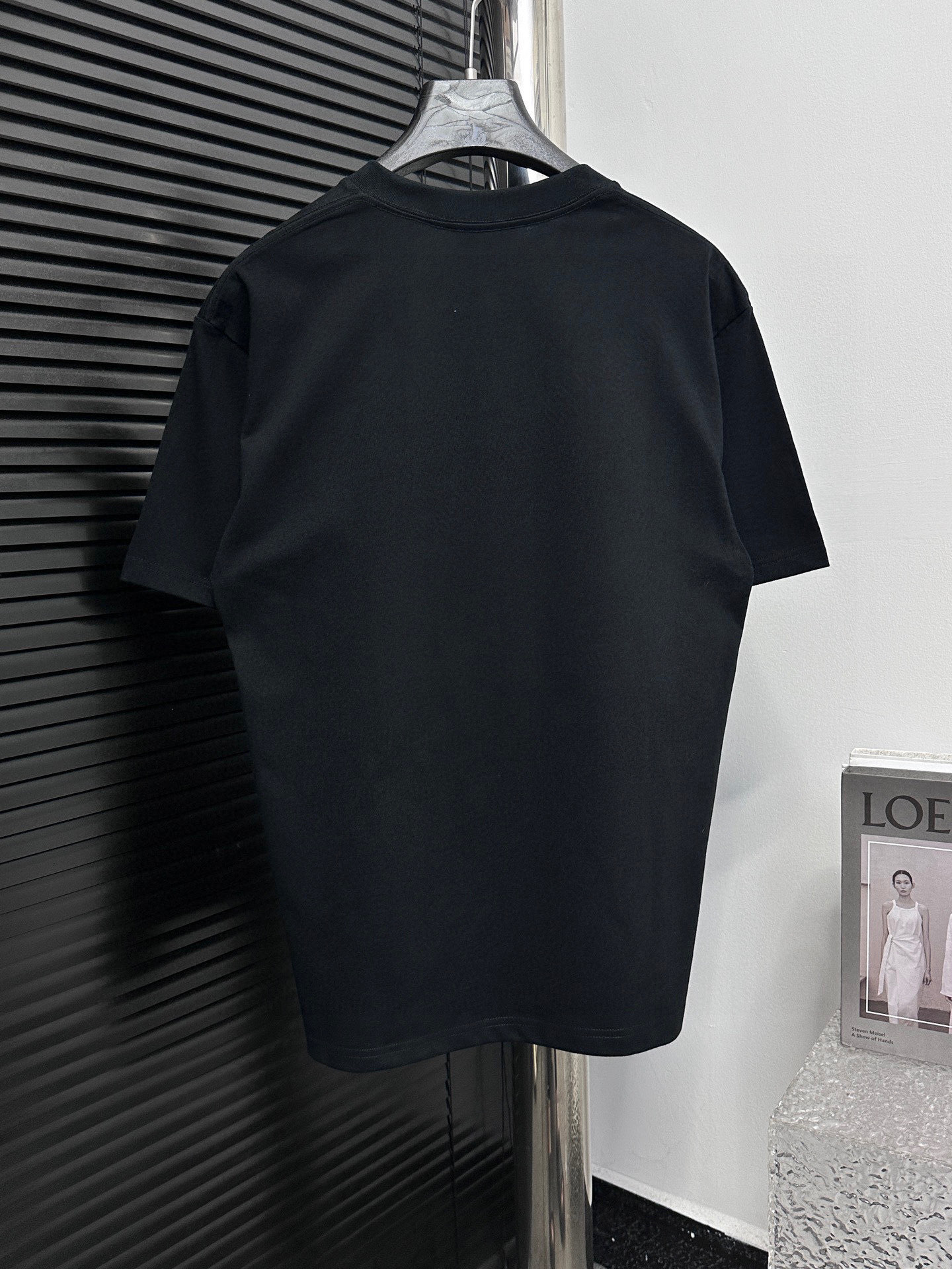 💰85
【BALENCIAGA 】巴黎世家  字母印花短袖T恤 
定织定染280克精梳棉重磅面料 螺纹零色差 细节完美 区别市面通货版本 欢迎对比 男女同款 上图必卖款
颜色：白色 黑色
尺码：XS-L