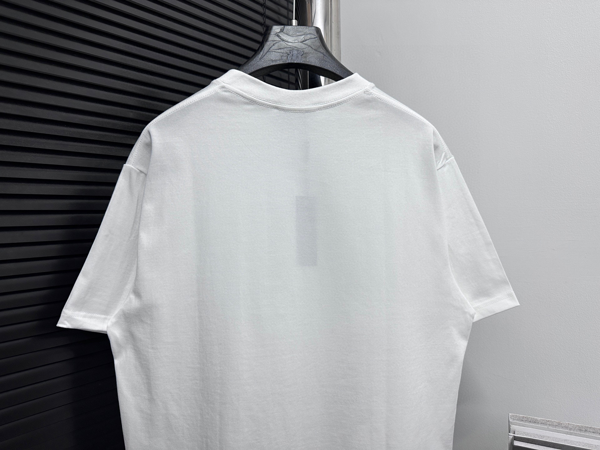 💰85
【BALENCIAGA 】巴黎世家  字母印花短袖T恤 
定织定染280克精梳棉重磅面料 螺纹零色差 细节完美 区别市面通货版本 欢迎对比 男女同款 上图必卖款
颜色：白色 黑色
尺码：XS-L