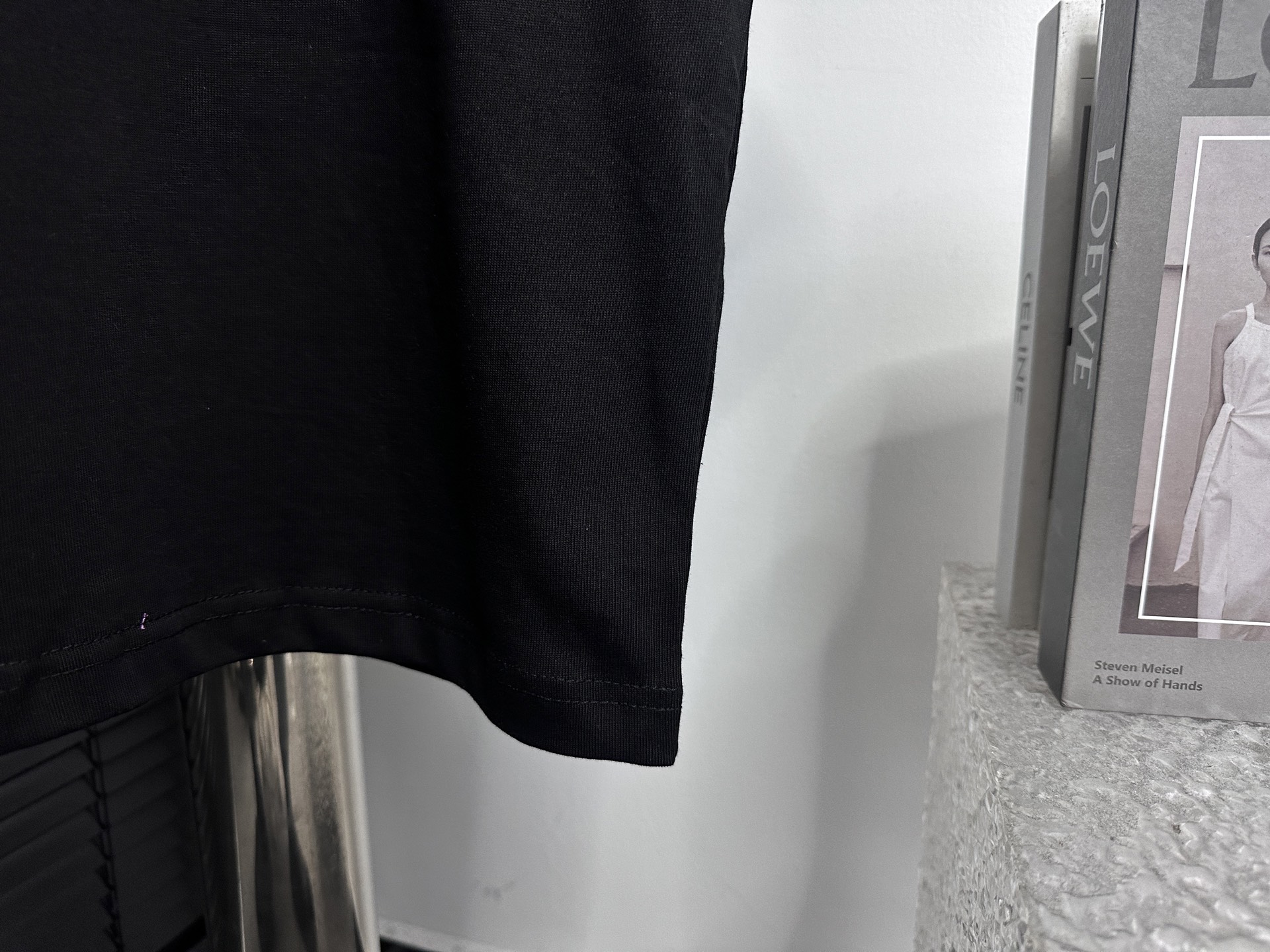 💰85
【BALENCIAGA 】巴黎世家  字母印花短袖T恤 
定织定染280克精梳棉重磅面料 螺纹零色差 细节完美 区别市面通货版本 欢迎对比 男女同款 上图必卖款
颜色：白色 黑色
尺码：XS-L