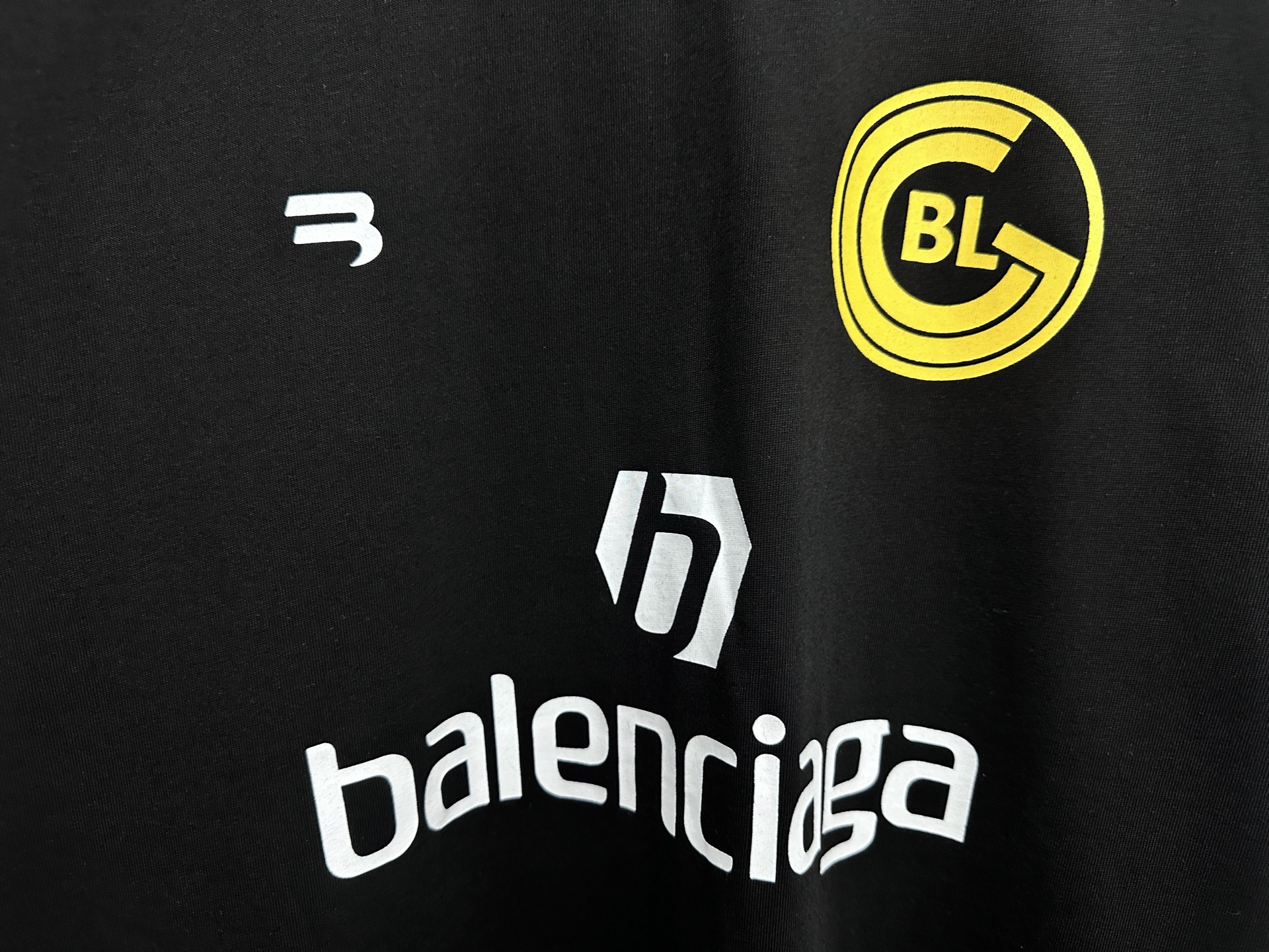 💰85
【BALENCIAGA 】巴黎世家  字母印花短袖T恤 
定织定染280克精梳棉重磅面料 螺纹零色差 细节完美 区别市面通货版本 欢迎对比 男女同款 上图必卖款
颜色：白色 黑色
尺码：XS-L