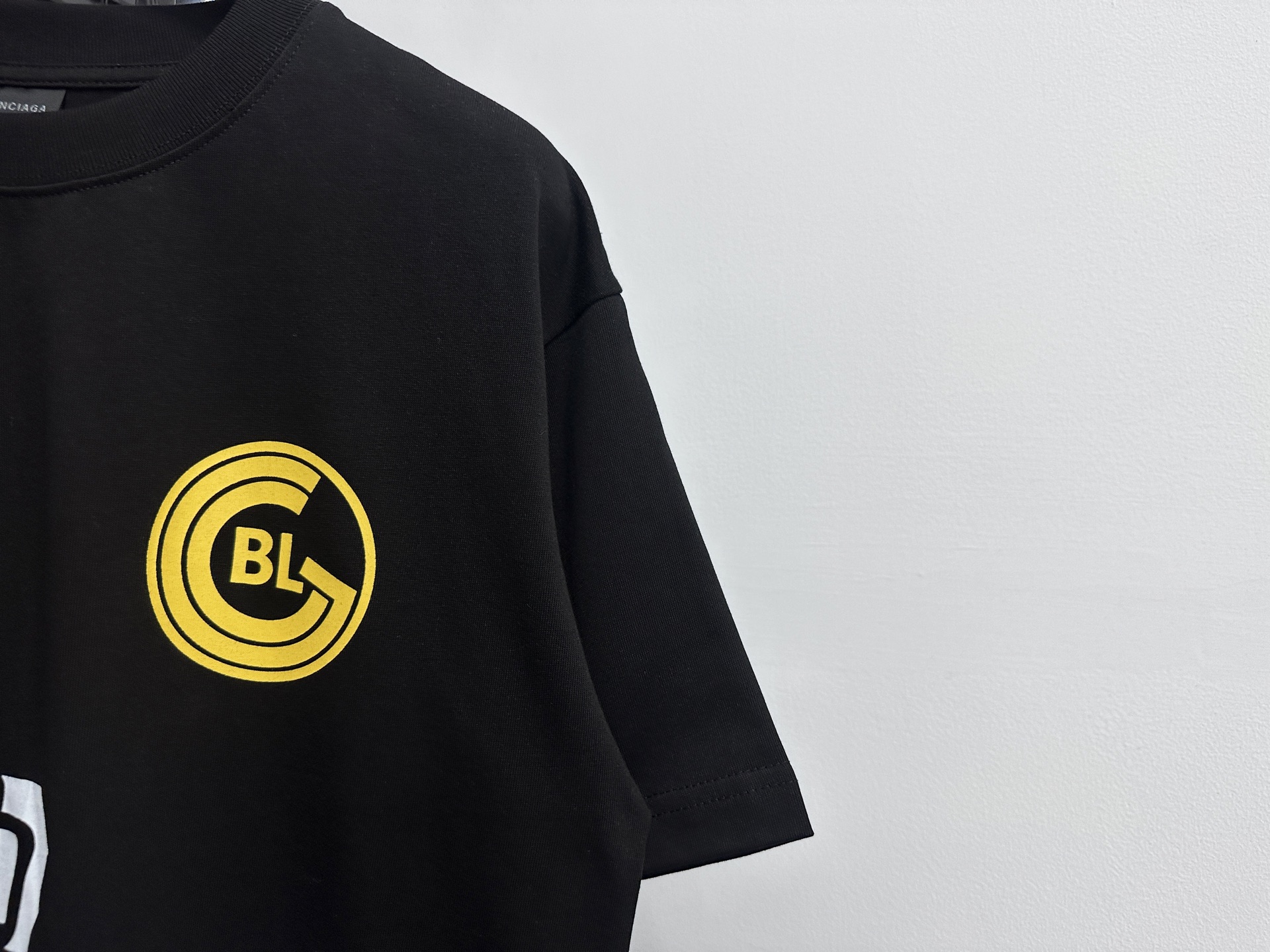 💰85
【BALENCIAGA 】巴黎世家  字母印花短袖T恤 
定织定染280克精梳棉重磅面料 螺纹零色差 细节完美 区别市面通货版本 欢迎对比 男女同款 上图必卖款
颜色：白色 黑色
尺码：XS-L
