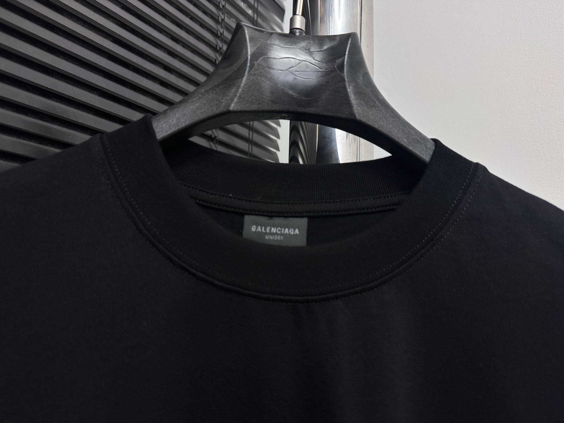 💰85
【BALENCIAGA 】巴黎世家  字母印花短袖T恤 
定织定染280克精梳棉重磅面料 螺纹零色差 细节完美 区别市面通货版本 欢迎对比 男女同款 上图必卖款
颜色：白色 黑色
尺码：XS-L