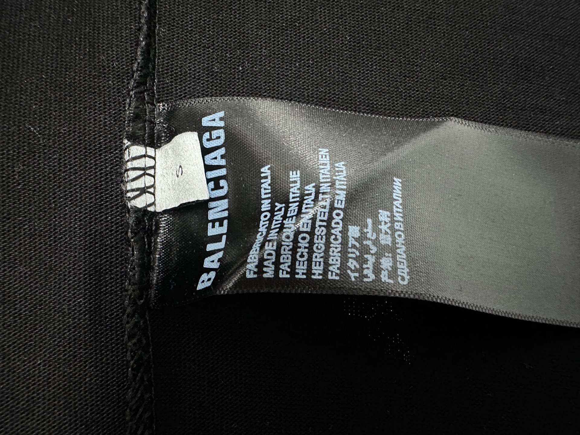 💰85
【BALENCIAGA 】巴黎世家  字母印花短袖T恤 
定织定染280克精梳棉重磅面料 螺纹零色差 细节完美 区别市面通货版本 欢迎对比 男女同款 上图必卖款
颜色：白色 黑色
尺码：XS-L