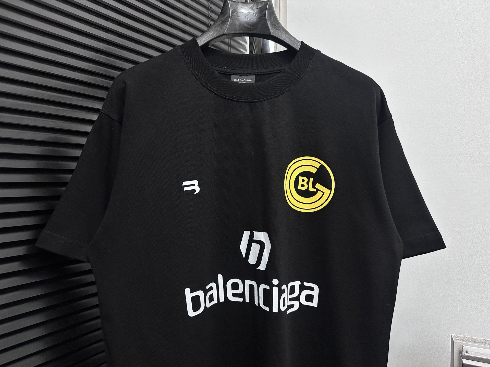 💰85
【BALENCIAGA 】巴黎世家  字母印花短袖T恤 
定织定染280克精梳棉重磅面料 螺纹零色差 细节完美 区别市面通货版本 欢迎对比 男女同款 上图必卖款
颜色：白色 黑色
尺码：XS-L