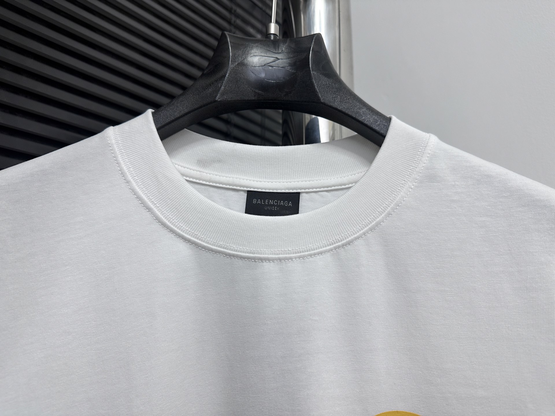 💰85
【BALENCIAGA 】巴黎世家  字母印花短袖T恤 
定织定染280克精梳棉重磅面料 螺纹零色差 细节完美 区别市面通货版本 欢迎对比 男女同款 上图必卖款
颜色：白色 黑色
尺码：XS-L