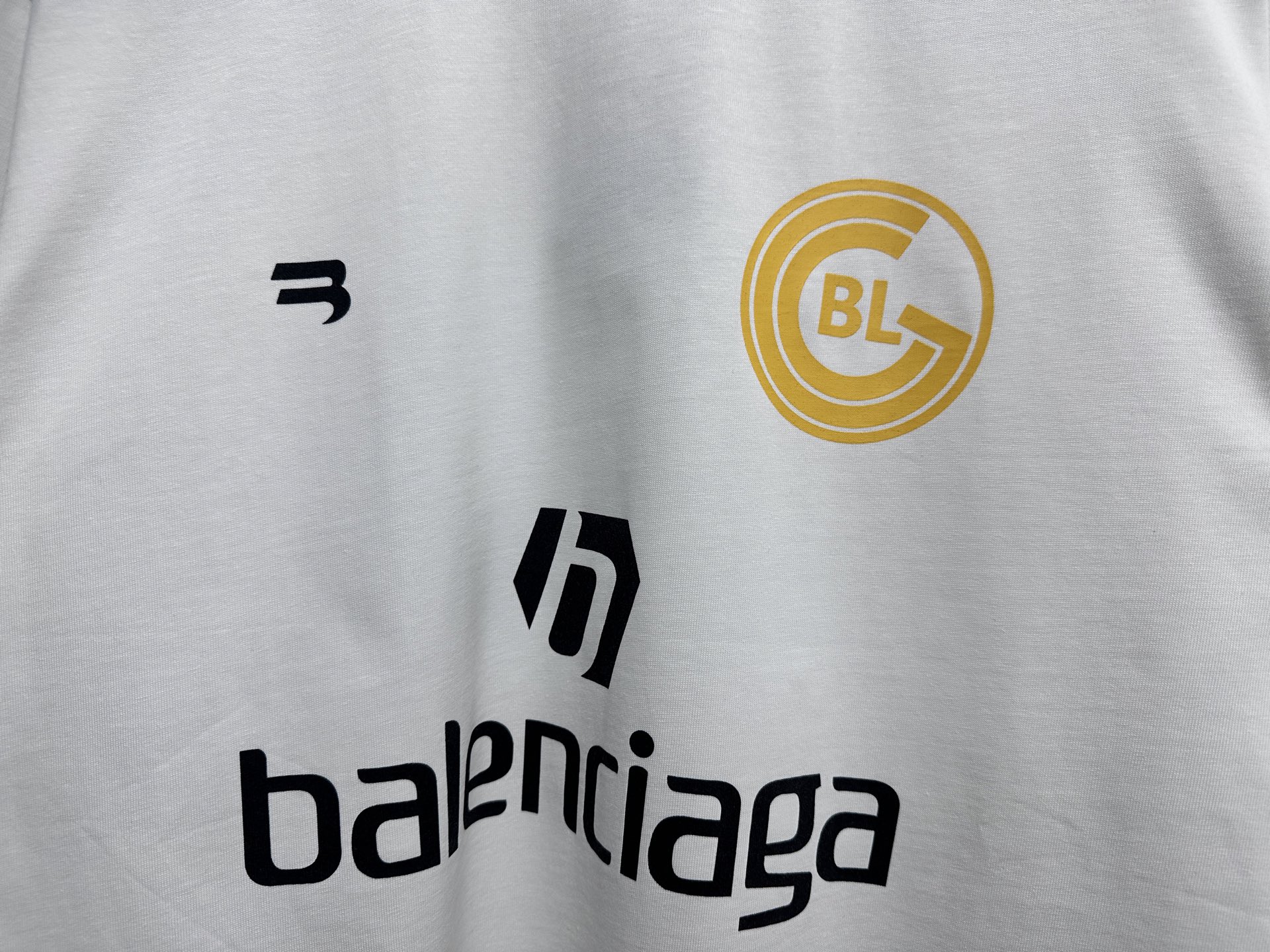 💰85
【BALENCIAGA 】巴黎世家  字母印花短袖T恤 
定织定染280克精梳棉重磅面料 螺纹零色差 细节完美 区别市面通货版本 欢迎对比 男女同款 上图必卖款
颜色：白色 黑色
尺码：XS-L