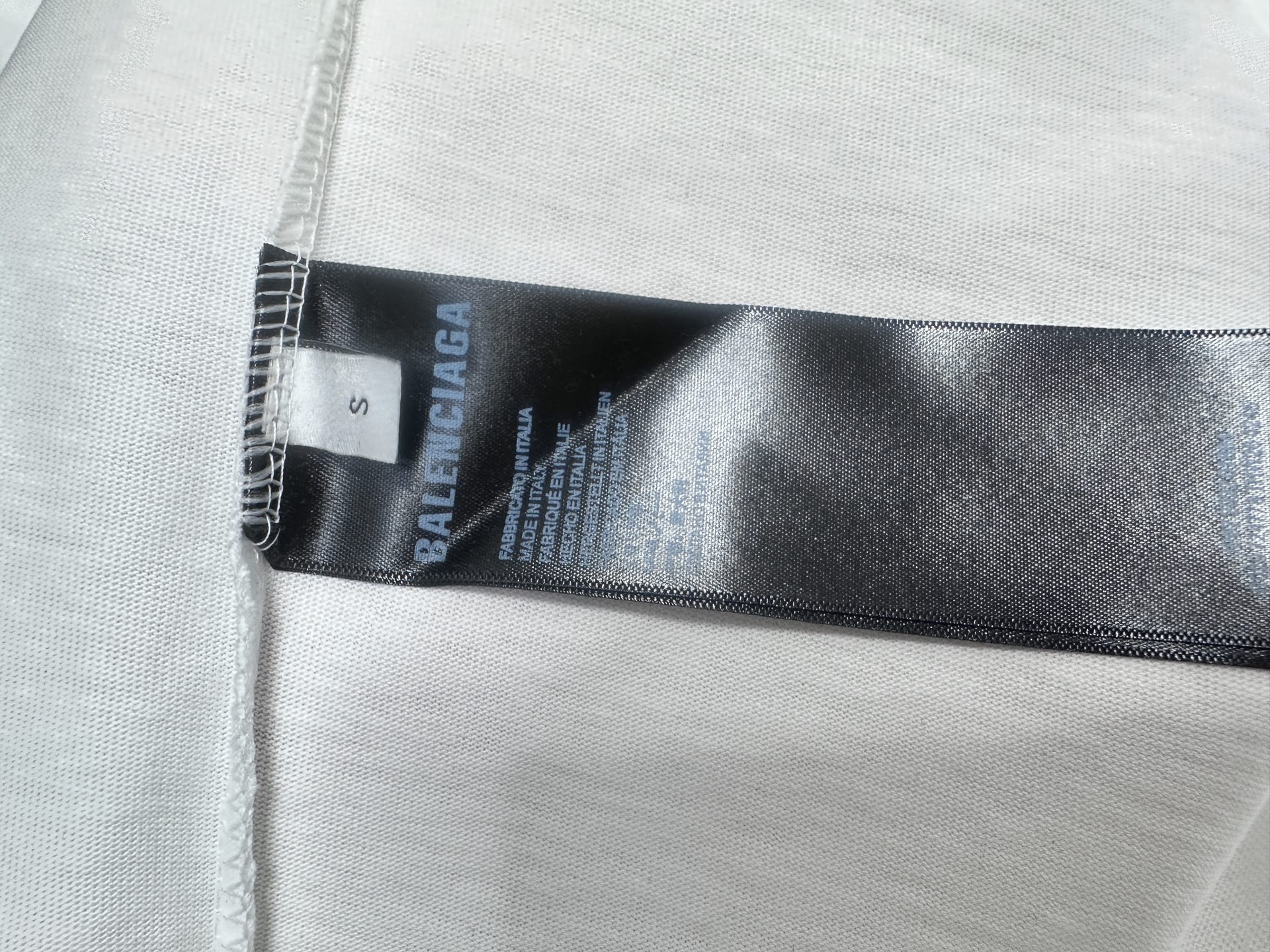 💰85
【BALENCIAGA 】巴黎世家  字母印花短袖T恤 
定织定染280克精梳棉重磅面料 螺纹零色差 细节完美 区别市面通货版本 欢迎对比 男女同款 上图必卖款
颜色：白色 黑色
尺码：XS-L