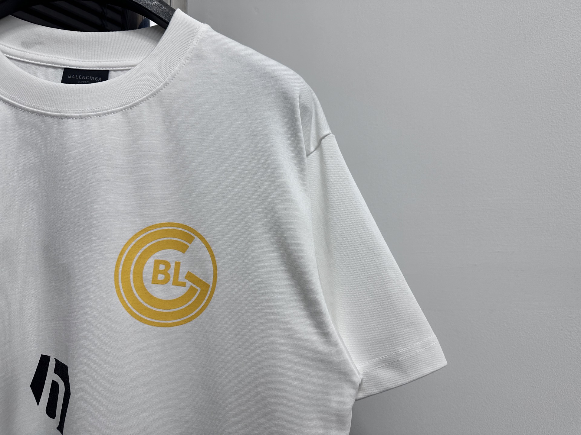 💰85
【BALENCIAGA 】巴黎世家  字母印花短袖T恤 
定织定染280克精梳棉重磅面料 螺纹零色差 细节完美 区别市面通货版本 欢迎对比 男女同款 上图必卖款
颜色：白色 黑色
尺码：XS-L