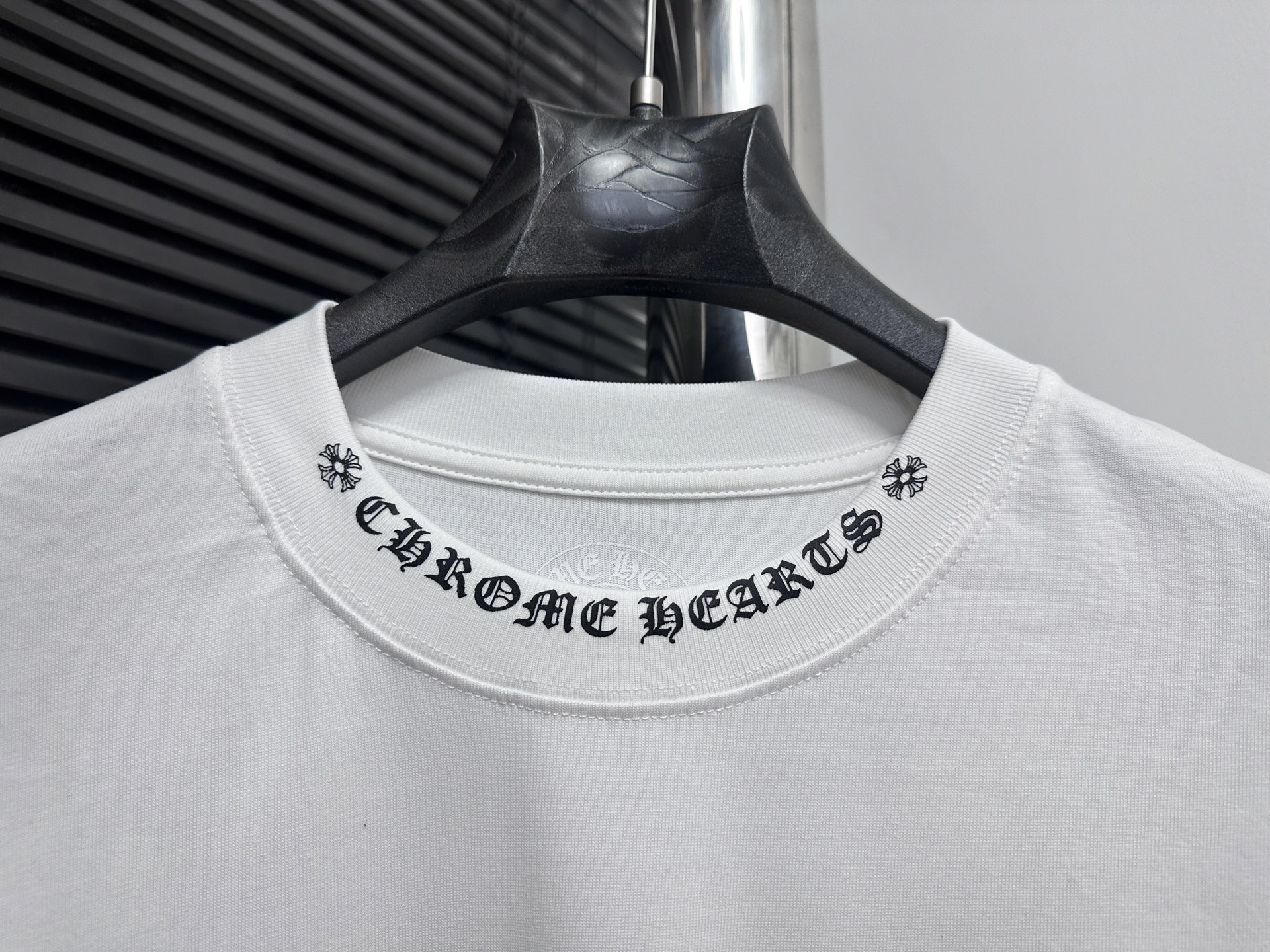 💰85
【Chrome heart*】克罗心ch 25ss早春新款梵文口袋短袖
·280克100%纯棉双纱汗布面料
·同缸定染特种加粗32支双股1x1螺纹
·双针车线跨缝工艺
·原版主唛水洗吊牌
颜色：黑色 白色
尺码：XS-L