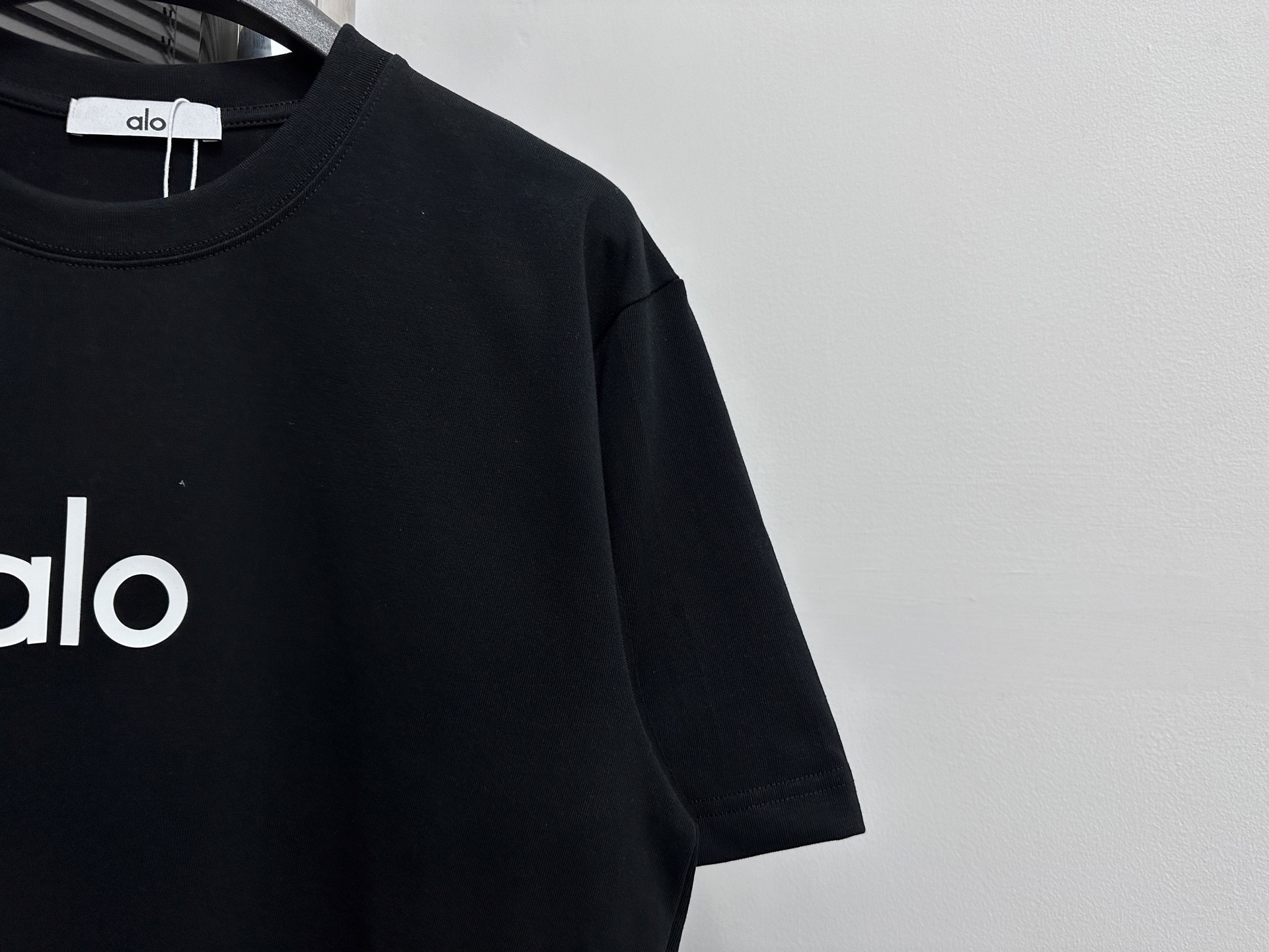 💰80
【alo】25ss字母logo短袖
采用270克双纱面料，1*1索罗娜罗纹，宽松版本，男女同款
尺码：XS-L
