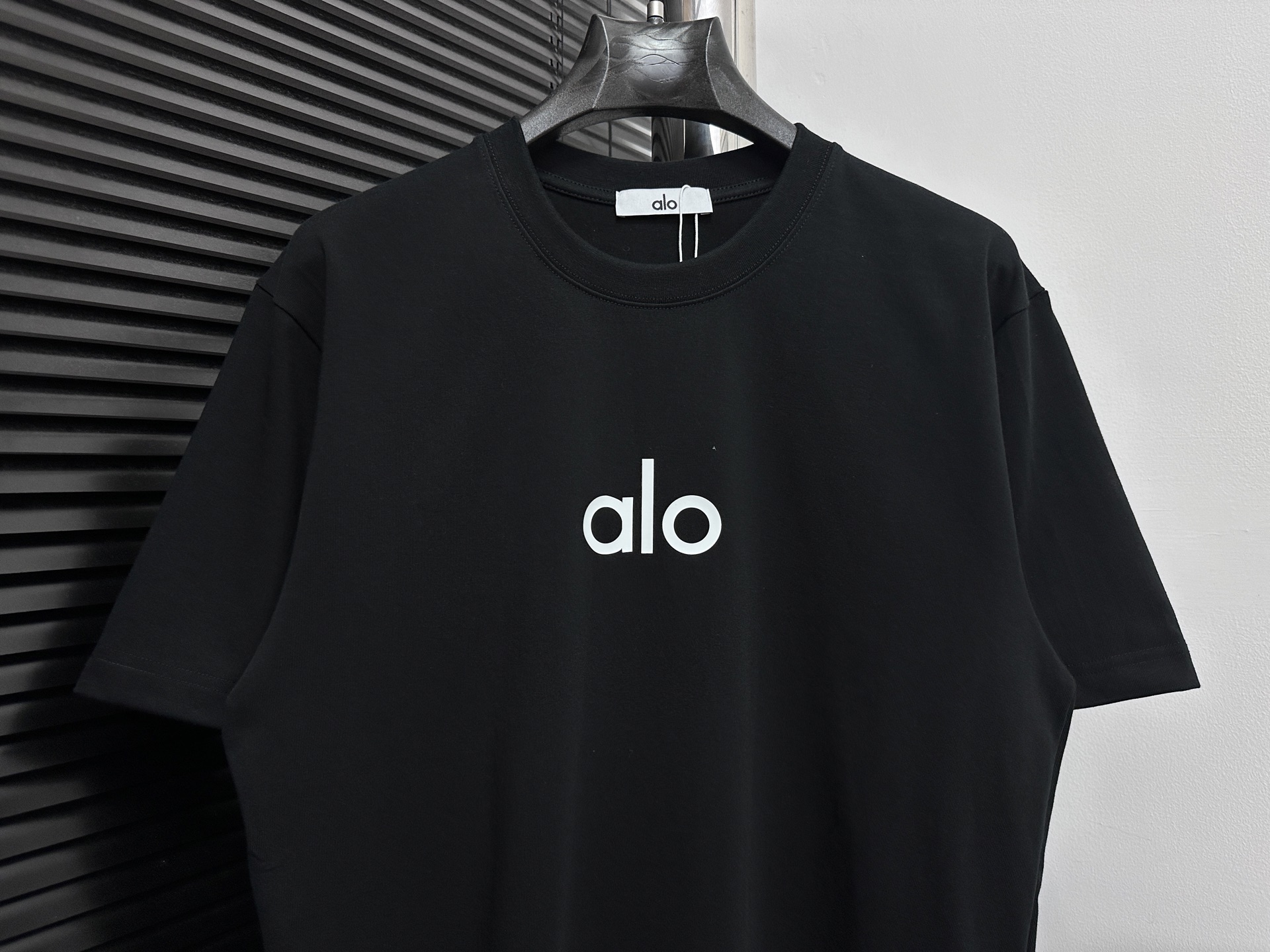 💰80
【alo】25ss字母logo短袖
采用270克双纱面料，1*1索罗娜罗纹，宽松版本，男女同款
尺码：XS-L
