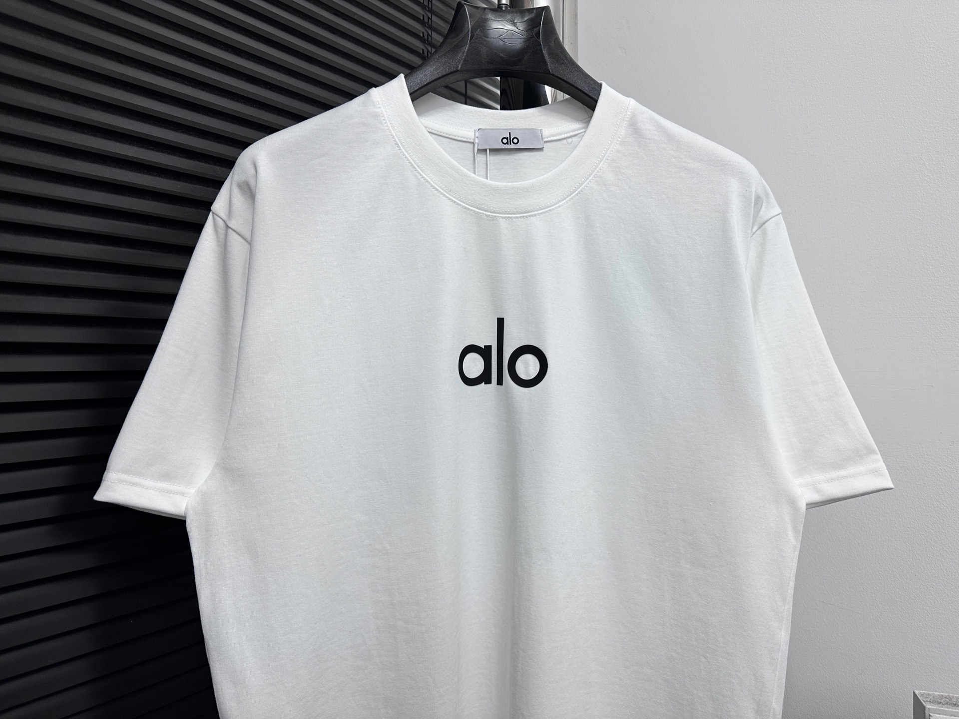 💰80
【alo】25ss字母logo短袖
采用270克双纱面料，1*1索罗娜罗纹，宽松版本，男女同款
尺码：XS-L
