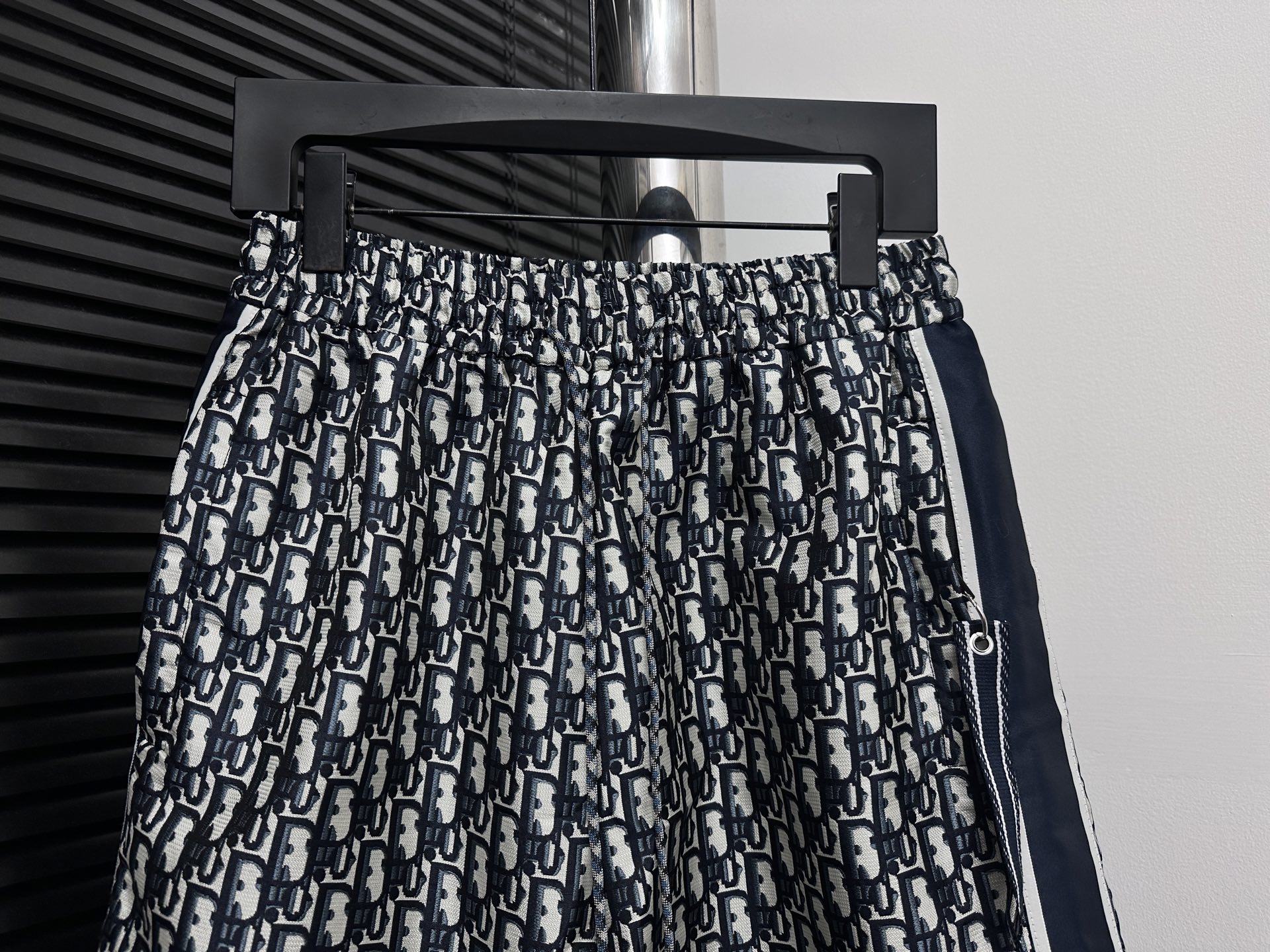 Dior Oblique Shorts Unisexo Cómodos con Cintura Elástica y Detalles de Logo 5 i1745811776711 2760 0 3