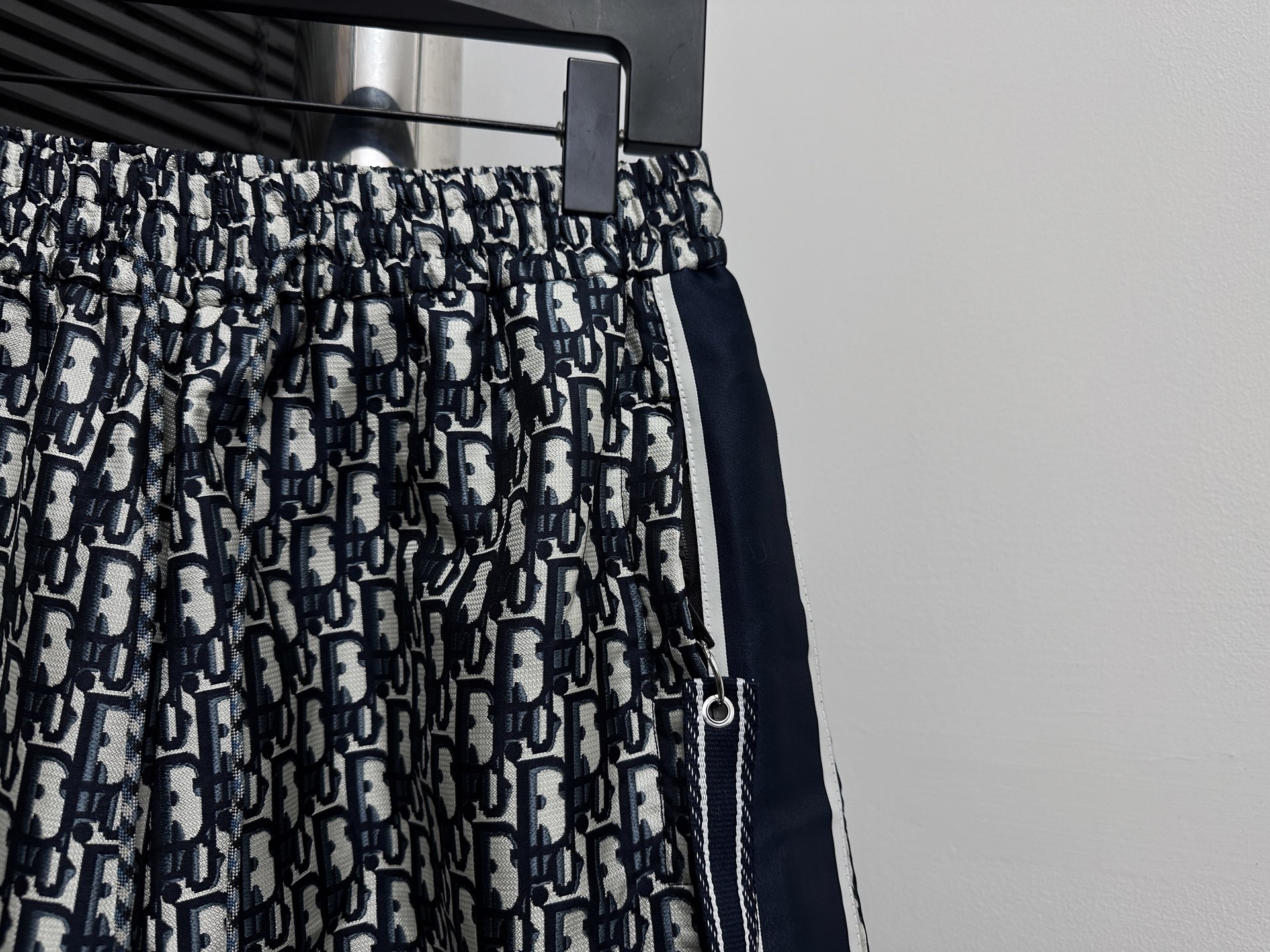 Dior Oblique Shorts Unisexo Cómodos con Cintura Elástica y Detalles de Logo 4 i1745811778559 2788 0 2