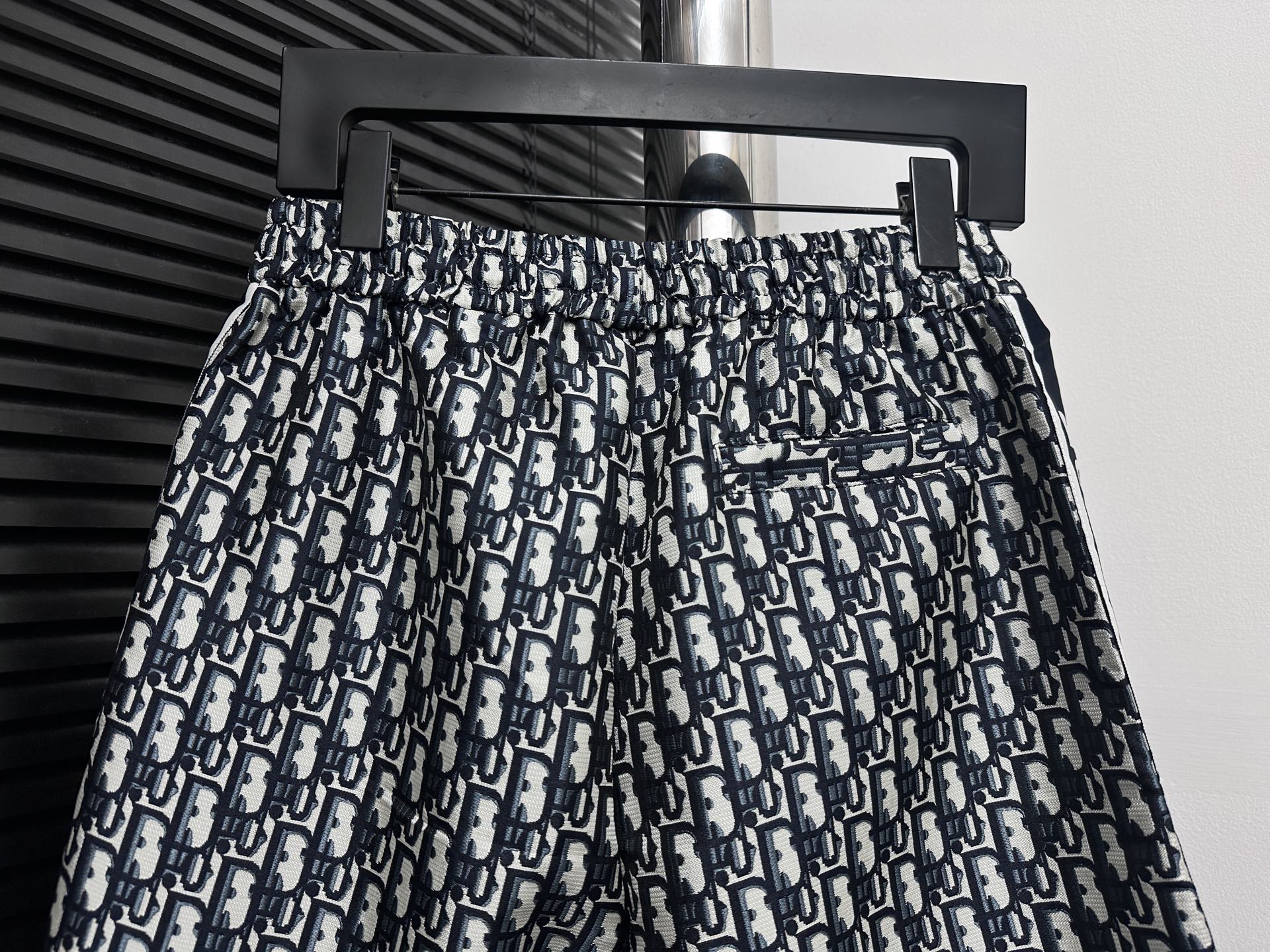 Dior Oblique Shorts Unisexo Cómodos con Cintura Elástica y Detalles de Logo 6 i1745811778581 9655 0 4