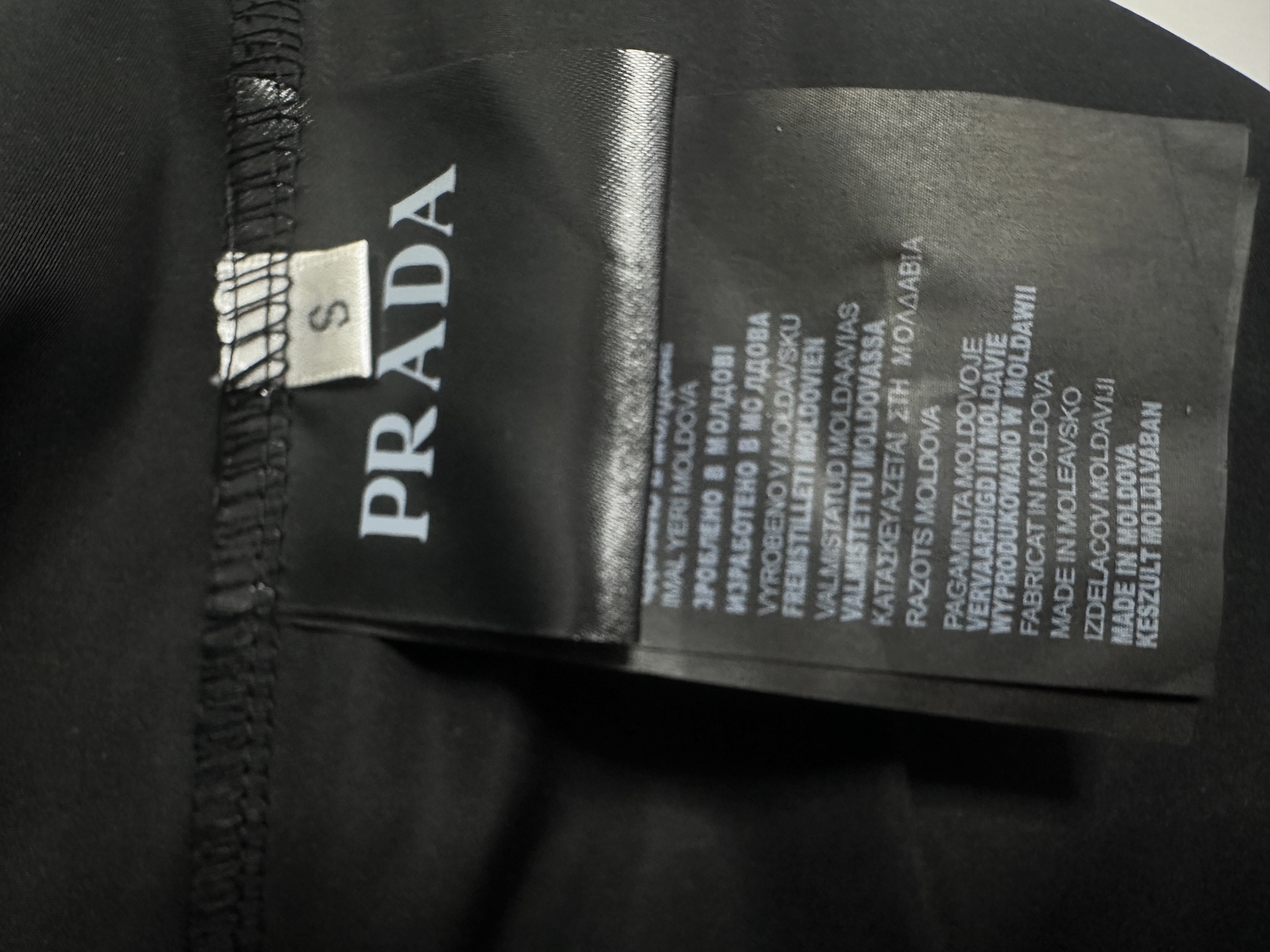p145 
【Prada】普拉达25ss工装短裤
主料再生环保尼龙面料，侧面两侧带盖口袋，开模定制新款金属刻字锁扣，经典五金三角形皮标珐琅LOGO，满满的高级感，后饰有2个口袋，定制主标 洗唛 吊牌 
尺码：XS-L