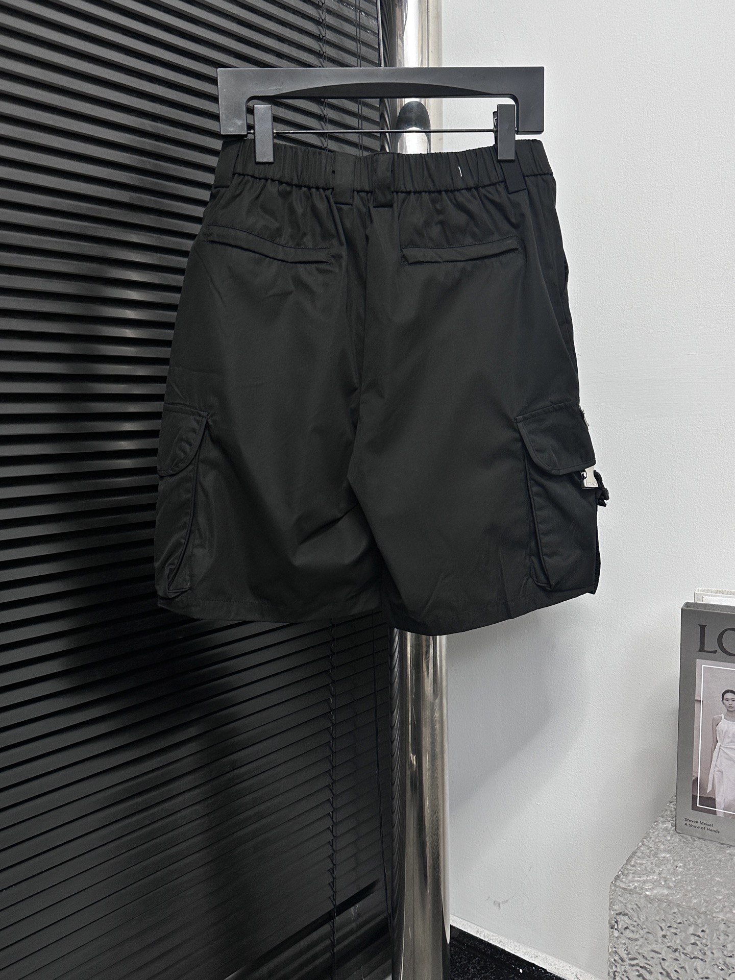 p145 
【Prada】普拉达25ss工装短裤
主料再生环保尼龙面料，侧面两侧带盖口袋，开模定制新款金属刻字锁扣，经典五金三角形皮标珐琅LOGO，满满的高级感，后饰有2个口袋，定制主标 洗唛 吊牌 
尺码：XS-L