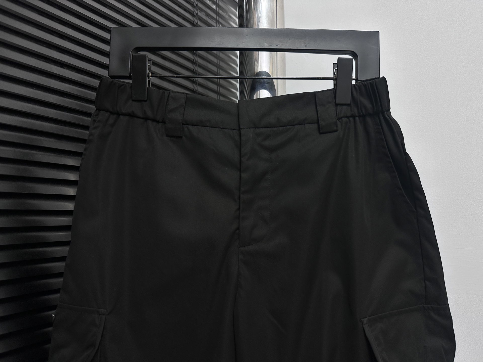 p145 
【Prada】普拉达25ss工装短裤
主料再生环保尼龙面料，侧面两侧带盖口袋，开模定制新款金属刻字锁扣，经典五金三角形皮标珐琅LOGO，满满的高级感，后饰有2个口袋，定制主标 洗唛 吊牌 
尺码：XS-L