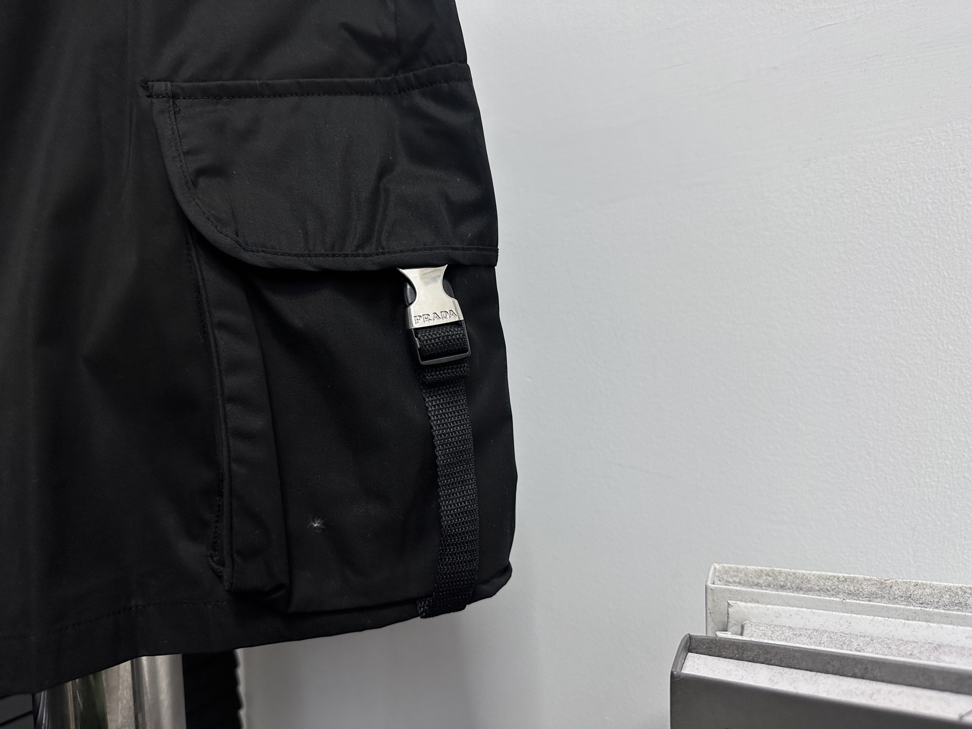 p145 
【Prada】普拉达25ss工装短裤
主料再生环保尼龙面料，侧面两侧带盖口袋，开模定制新款金属刻字锁扣，经典五金三角形皮标珐琅LOGO，满满的高级感，后饰有2个口袋，定制主标 洗唛 吊牌 
尺码：XS-L