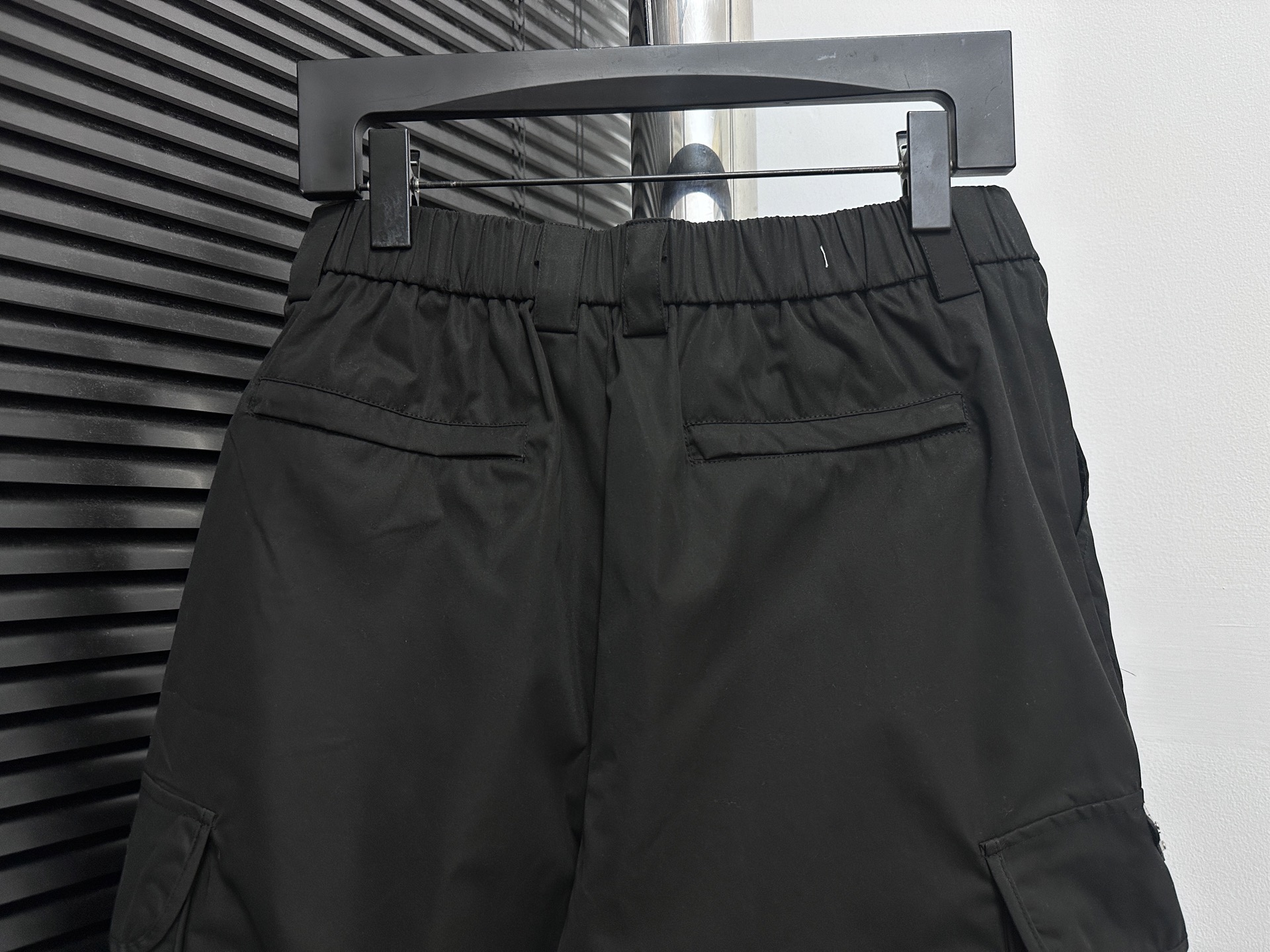 p145 
【Prada】普拉达25ss工装短裤
主料再生环保尼龙面料，侧面两侧带盖口袋，开模定制新款金属刻字锁扣，经典五金三角形皮标珐琅LOGO，满满的高级感，后饰有2个口袋，定制主标 洗唛 吊牌 
尺码：XS-L