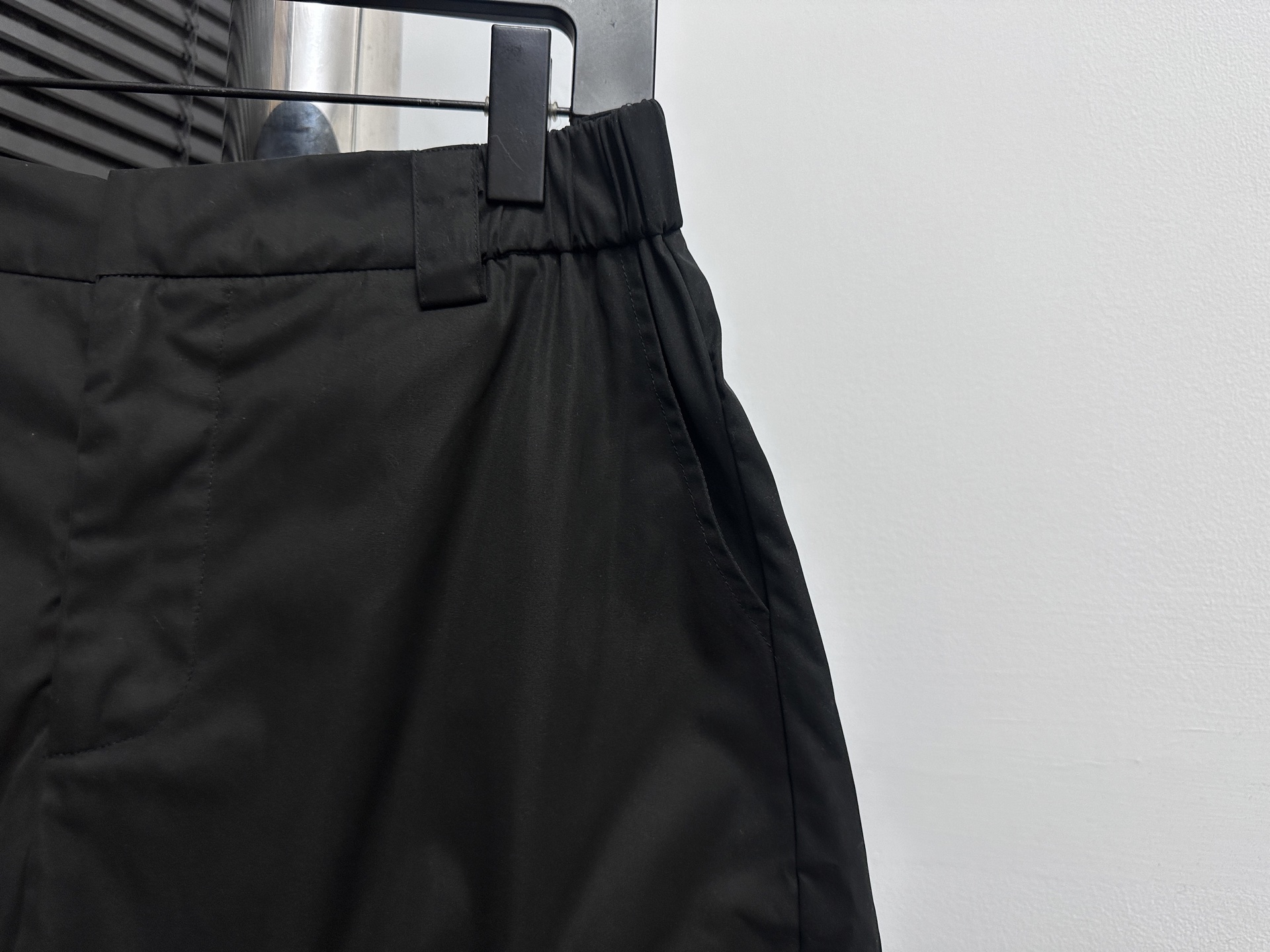 p145 
【Prada】普拉达25ss工装短裤
主料再生环保尼龙面料，侧面两侧带盖口袋，开模定制新款金属刻字锁扣，经典五金三角形皮标珐琅LOGO，满满的高级感，后饰有2个口袋，定制主标 洗唛 吊牌 
尺码：XS-L