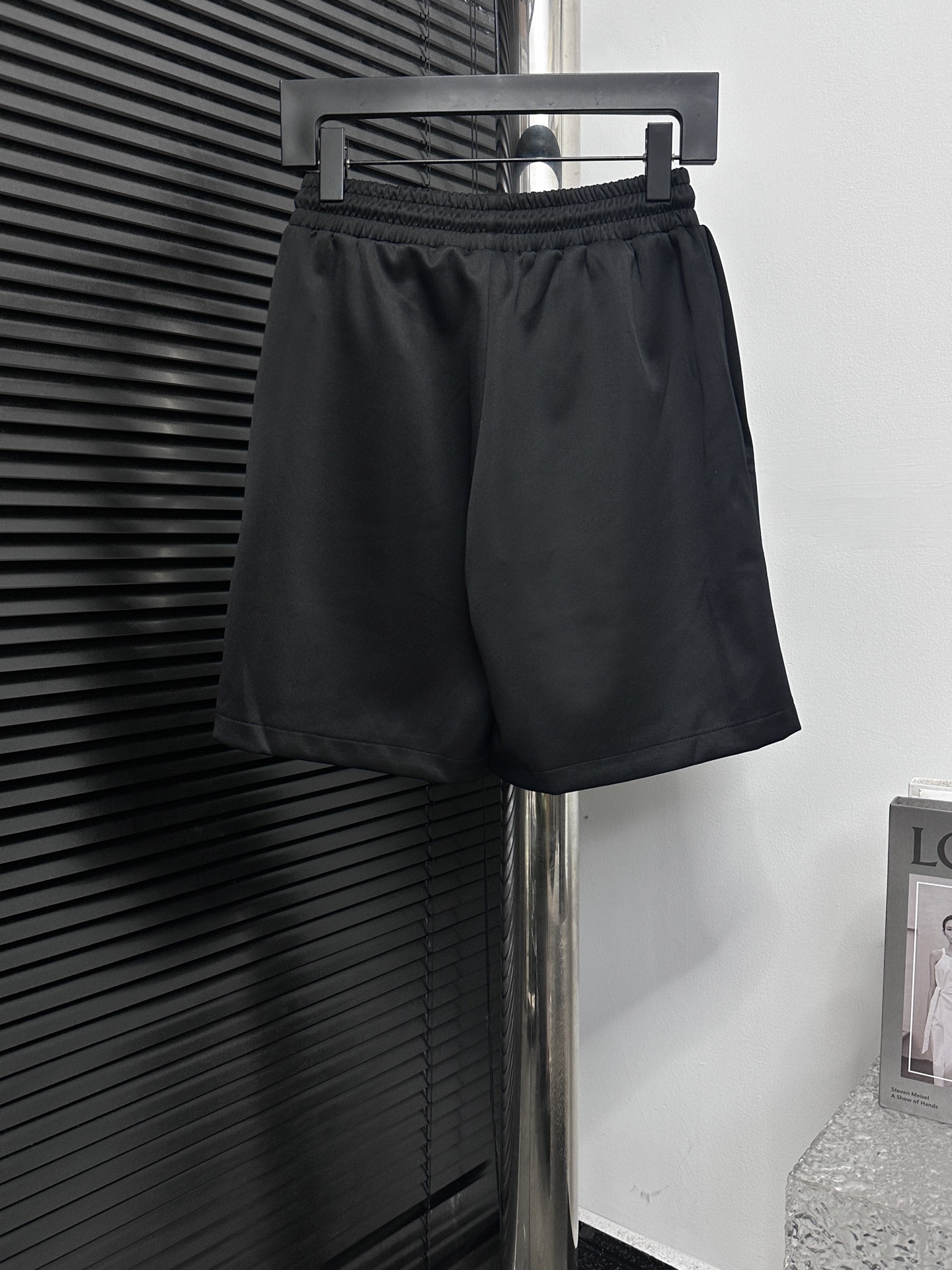 P130
【Celine】赛琳双排扣简约 小字母休闲短裤
五分裤、高品质纯棉 面料、特别手感、超级质感 舒适柔软透气 休闲宽松版型 潮流男女同款 短裤
码数： XS-L