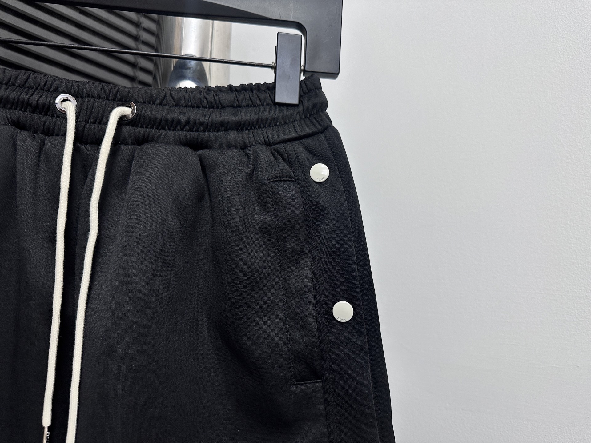 P130
【Celine】赛琳双排扣简约 小字母休闲短裤
五分裤、高品质纯棉 面料、特别手感、超级质感 舒适柔软透气 休闲宽松版型 潮流男女同款 短裤
码数： XS-L