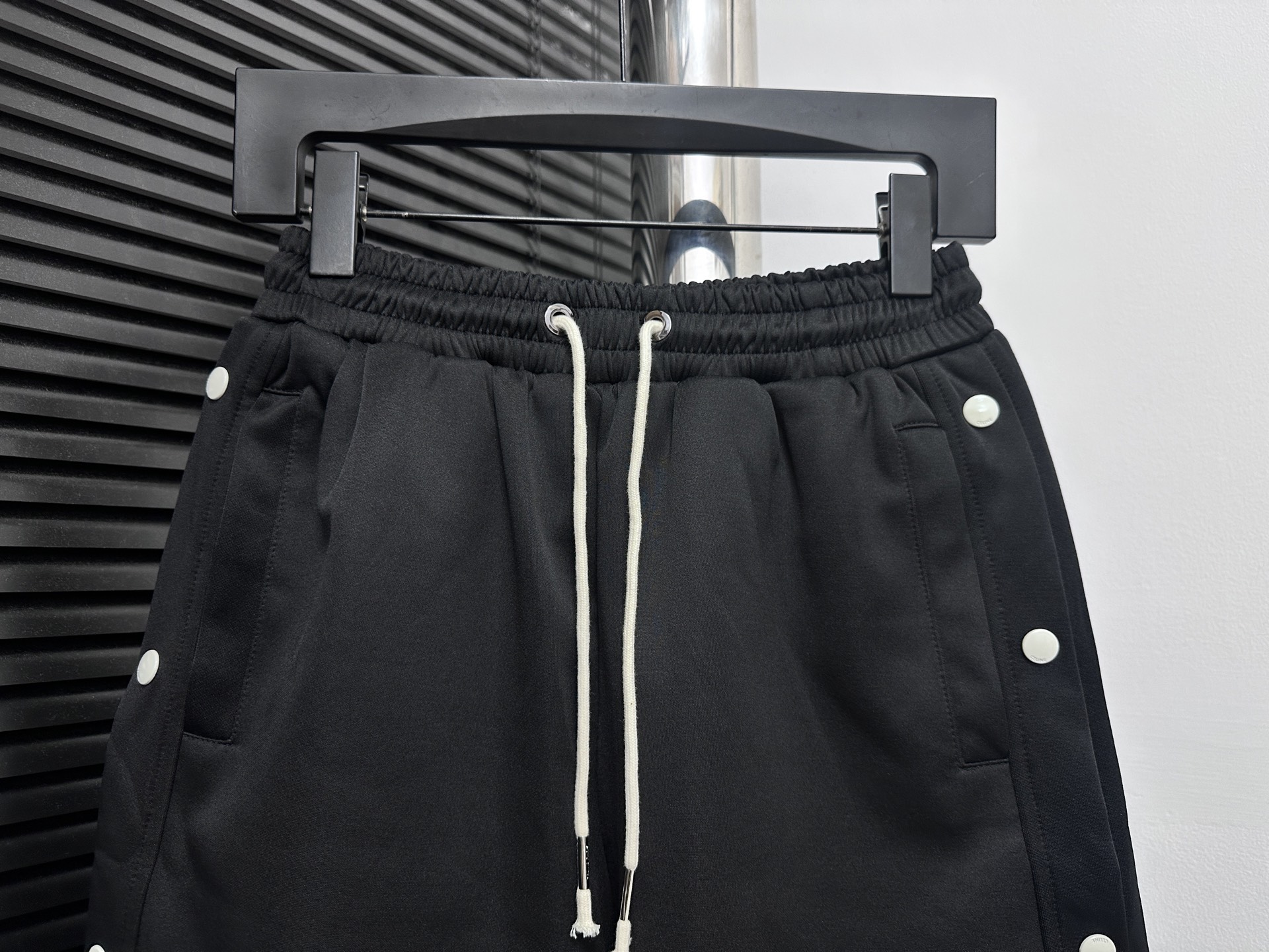 P130
【Celine】赛琳双排扣简约 小字母休闲短裤
五分裤、高品质纯棉 面料、特别手感、超级质感 舒适柔软透气 休闲宽松版型 潮流男女同款 短裤
码数： XS-L