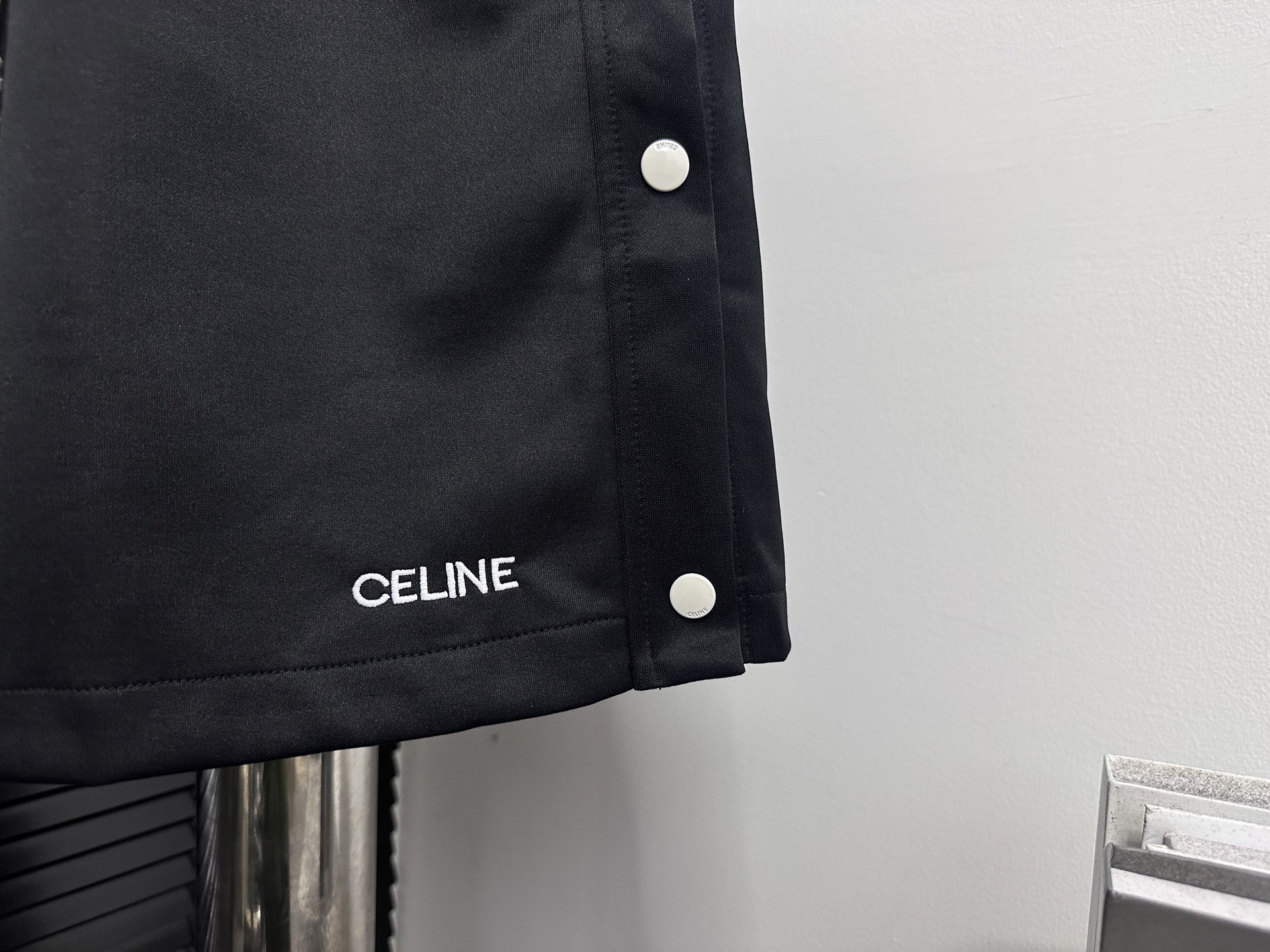 P130
【Celine】赛琳双排扣简约 小字母休闲短裤
五分裤、高品质纯棉 面料、特别手感、超级质感 舒适柔软透气 休闲宽松版型 潮流男女同款 短裤
码数： XS-L