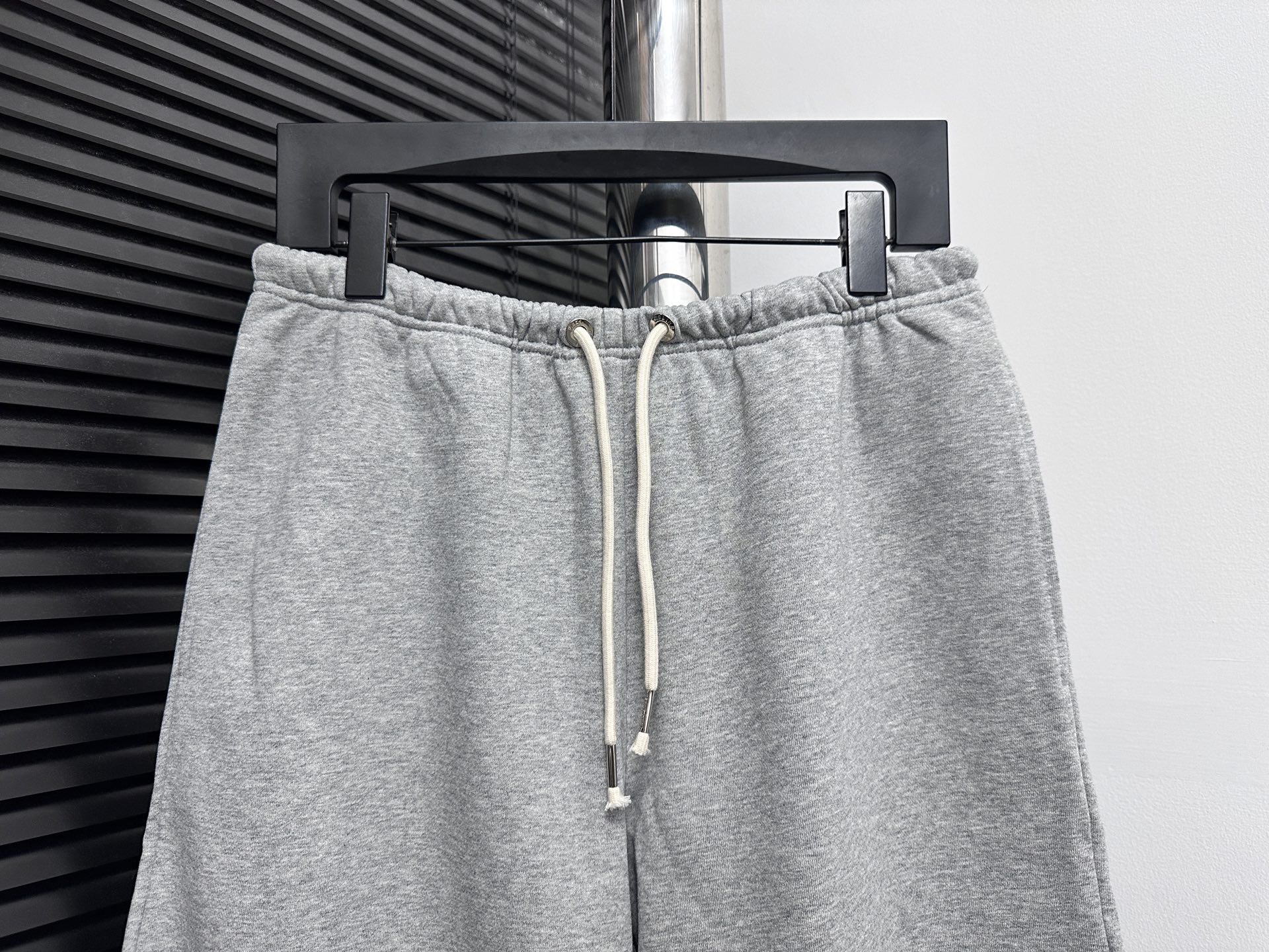 P125 
【CELINE】赛琳 经典胶囊系列小刺绣短裤
以刺绣字母设计来点缀整体的格调 简单，明了，一看就知道买回去不会后悔的款 通勤搭遍衣柜所有，气质拉满！
尺码：XS-L