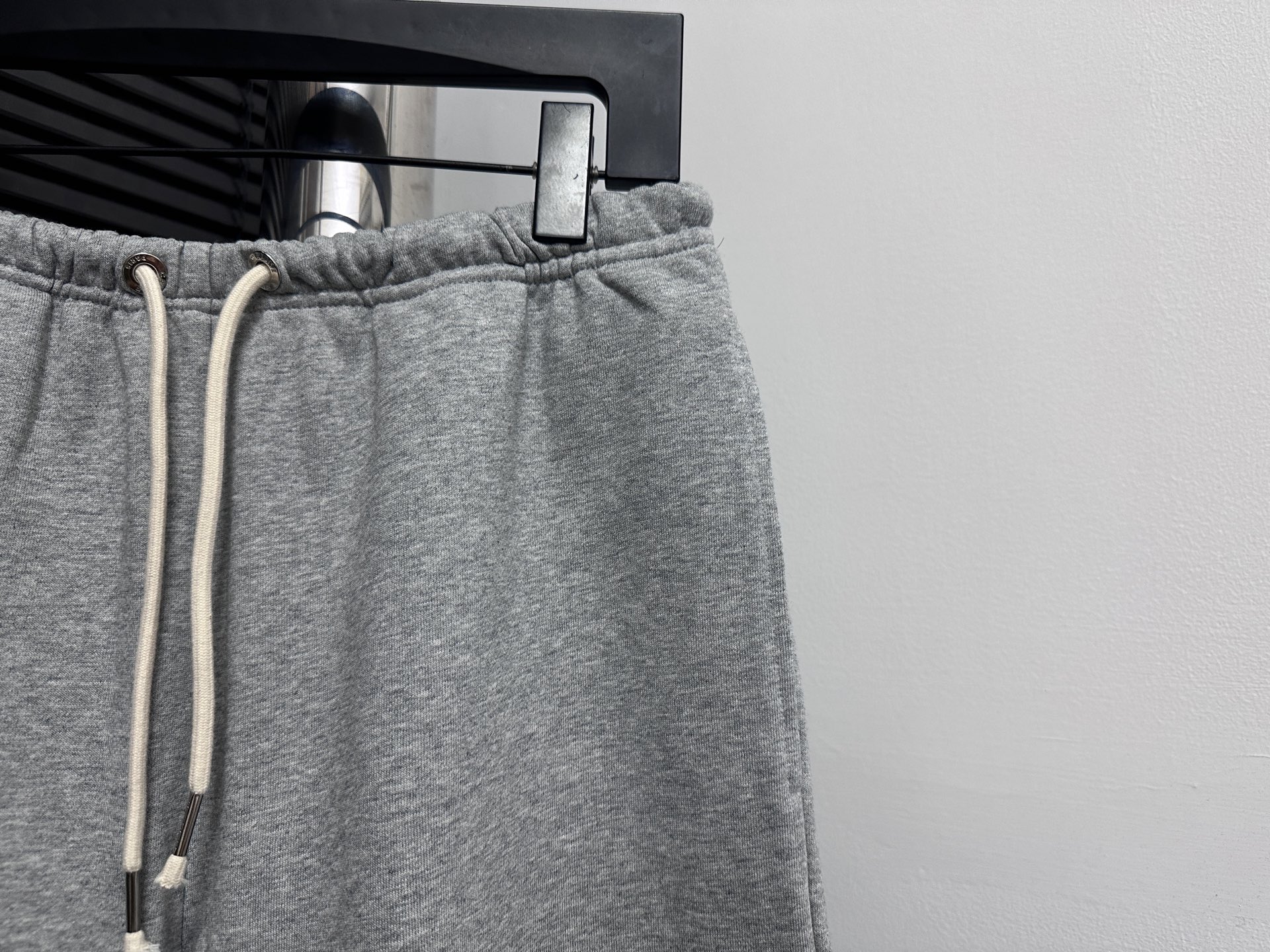 P125 
【CELINE】赛琳 经典胶囊系列小刺绣短裤
以刺绣字母设计来点缀整体的格调 简单，明了，一看就知道买回去不会后悔的款 通勤搭遍衣柜所有，气质拉满！
尺码：XS-L