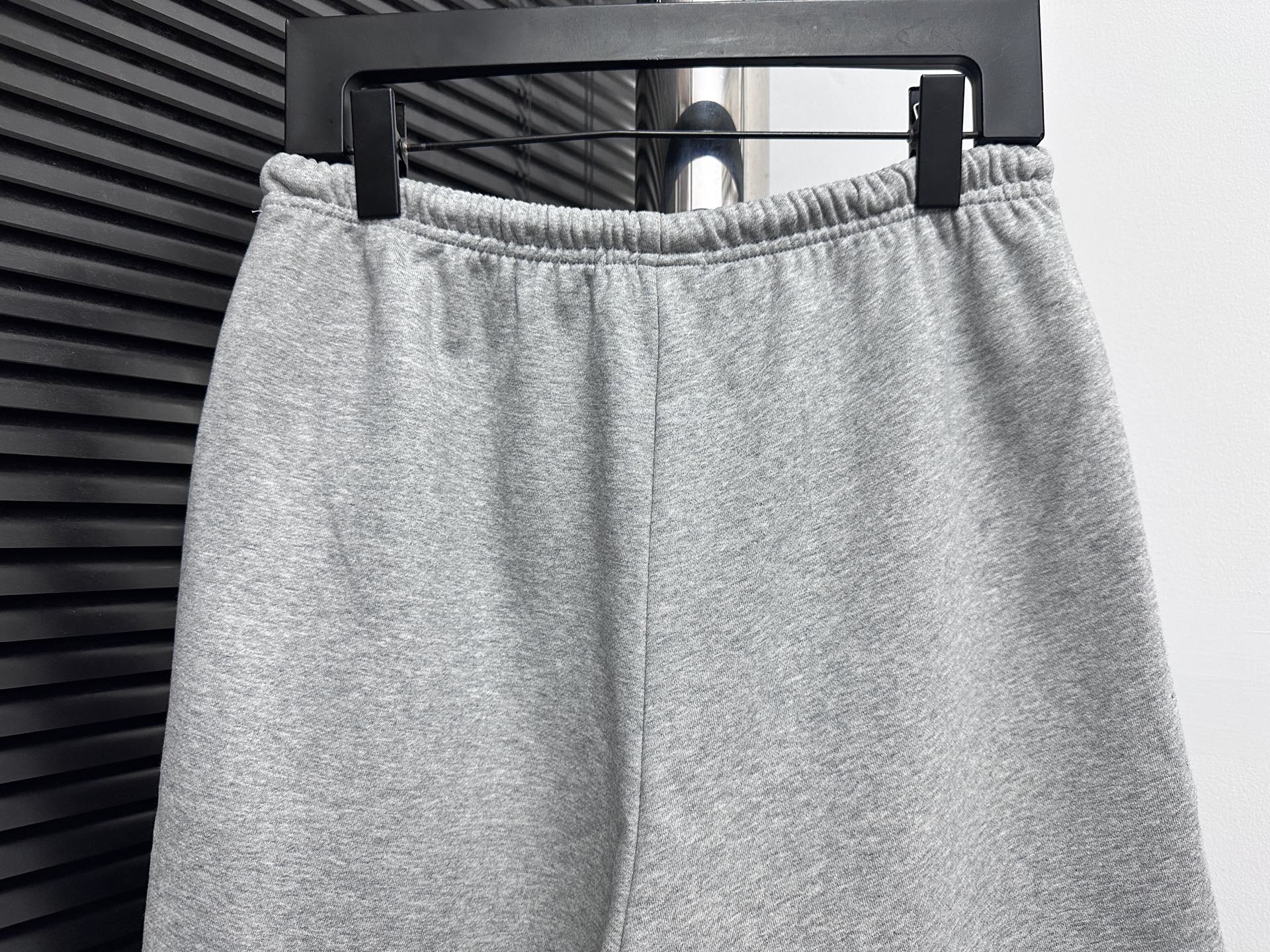 P125 
【CELINE】赛琳 经典胶囊系列小刺绣短裤
以刺绣字母设计来点缀整体的格调 简单，明了，一看就知道买回去不会后悔的款 通勤搭遍衣柜所有，气质拉满！
尺码：XS-L