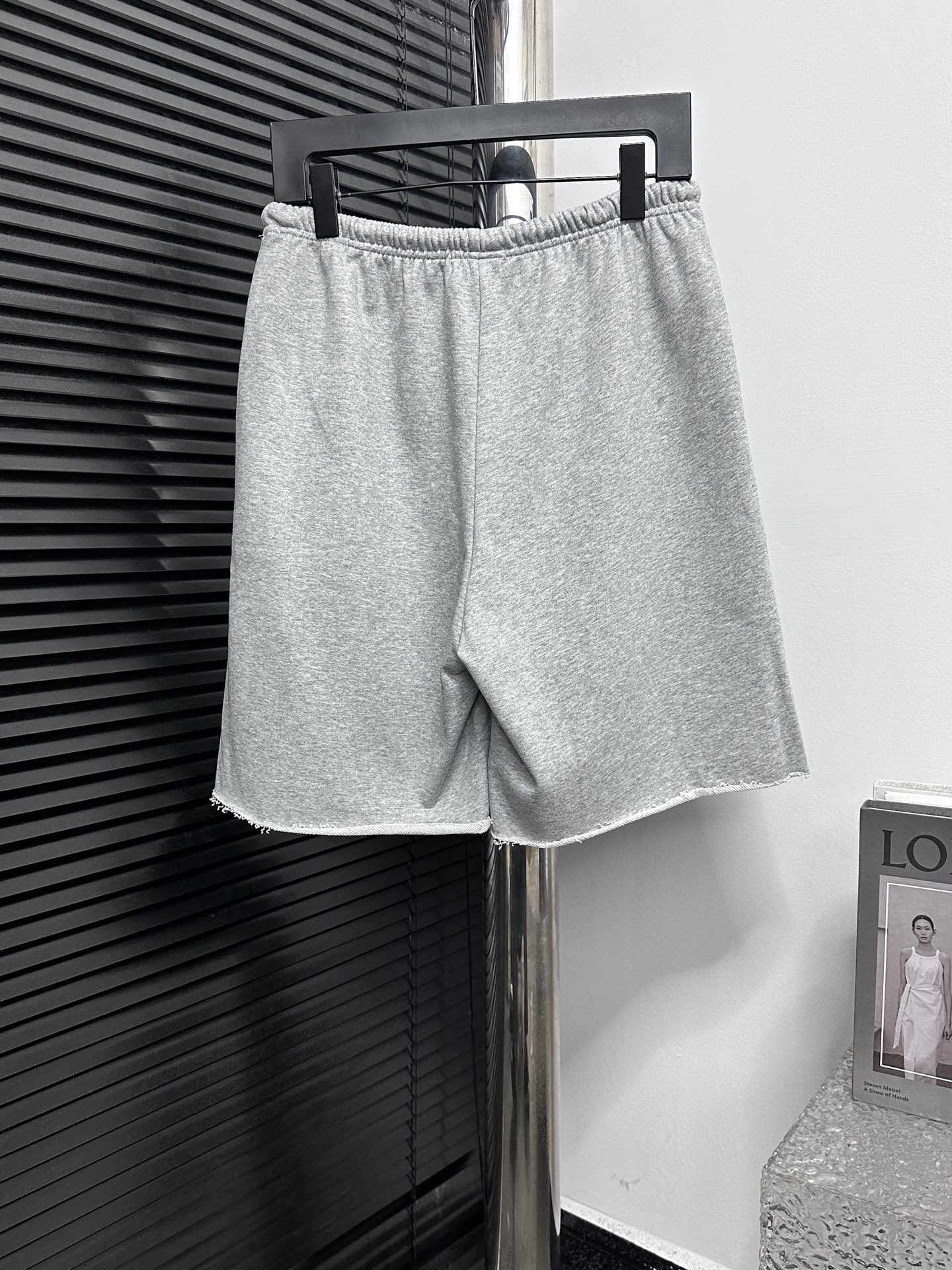 P125 
【CELINE】赛琳 经典胶囊系列小刺绣短裤
以刺绣字母设计来点缀整体的格调 简单，明了，一看就知道买回去不会后悔的款 通勤搭遍衣柜所有，气质拉满！
尺码：XS-L