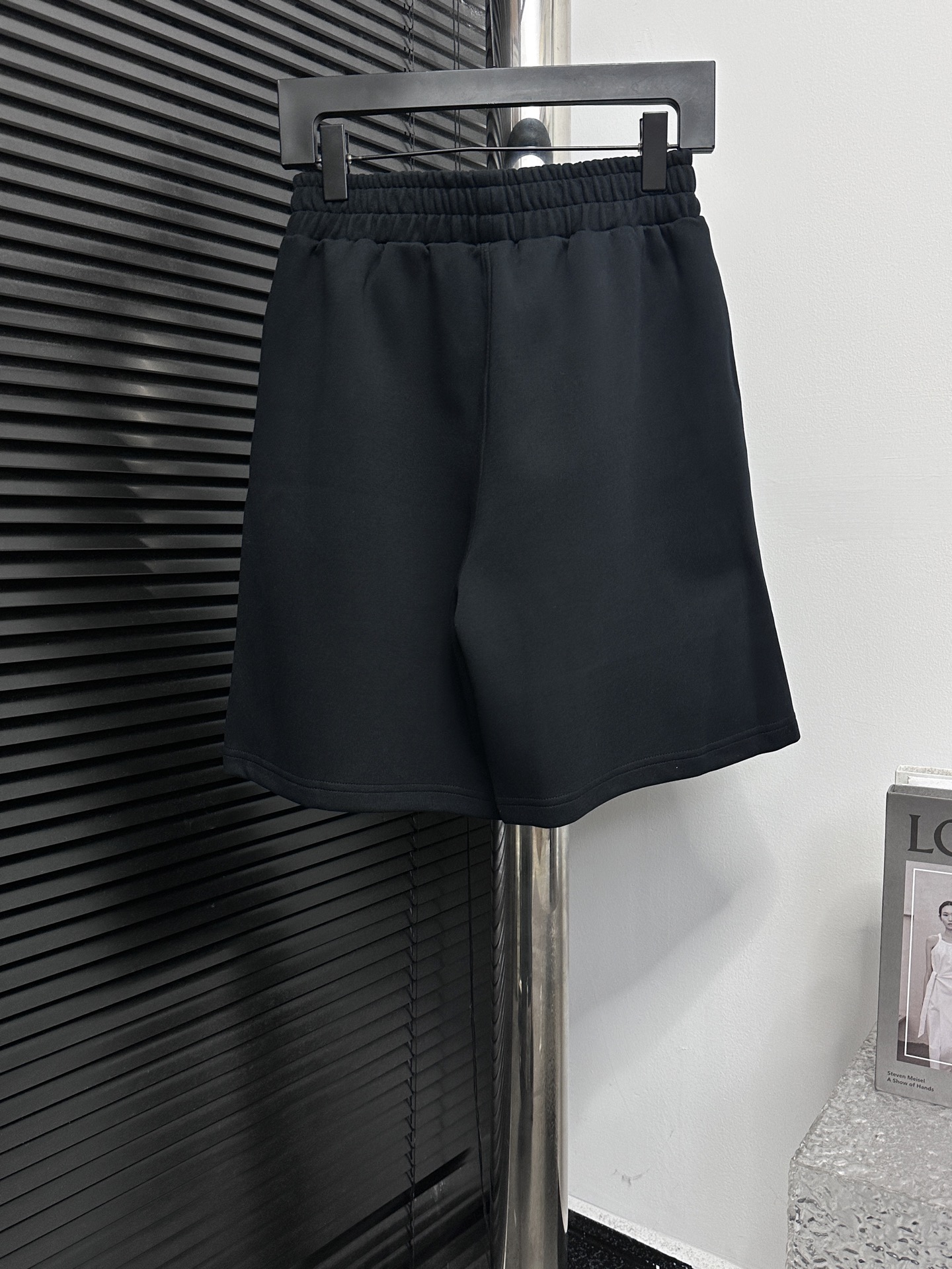 P125
【Balenciaga】巴黎世家 可乐刺绣小标短裤
面料原版定制，非常耗时废料，密度手感和原版达到一致，松紧腰搭配，轻松调节腰围，侧面拼接黑色织带设计，作为整条裤子的点睛之笔，更具个性高级，宽松的阔腿裤版型，上身秒变大长腿，手感柔软细腻，上身很舒适，出门不纠结，好搭配。
尺码：XS-L