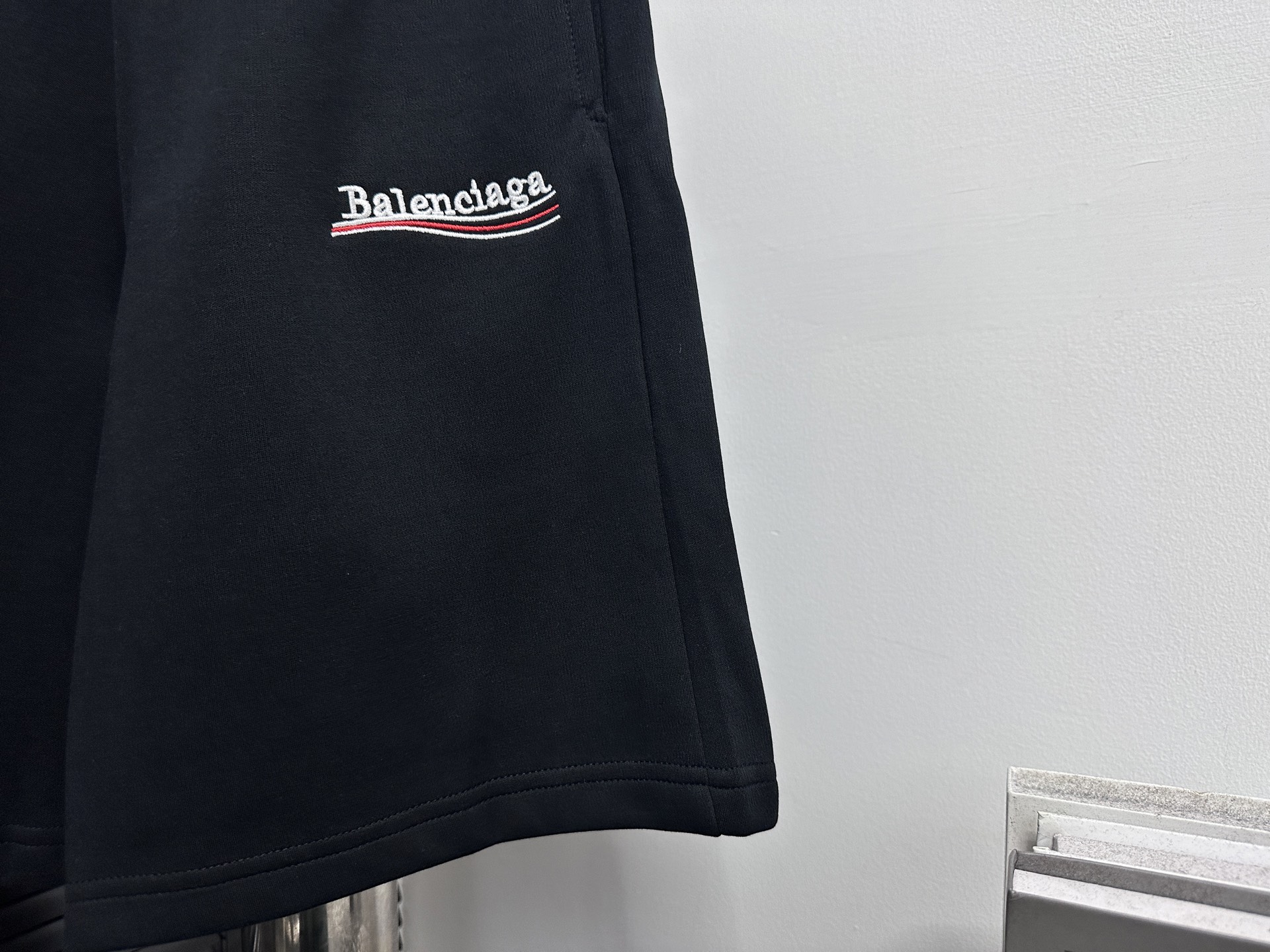 P125
【Balenciaga】巴黎世家 可乐刺绣小标短裤
面料原版定制，非常耗时废料，密度手感和原版达到一致，松紧腰搭配，轻松调节腰围，侧面拼接黑色织带设计，作为整条裤子的点睛之笔，更具个性高级，宽松的阔腿裤版型，上身秒变大长腿，手感柔软细腻，上身很舒适，出门不纠结，好搭配。
尺码：XS-L