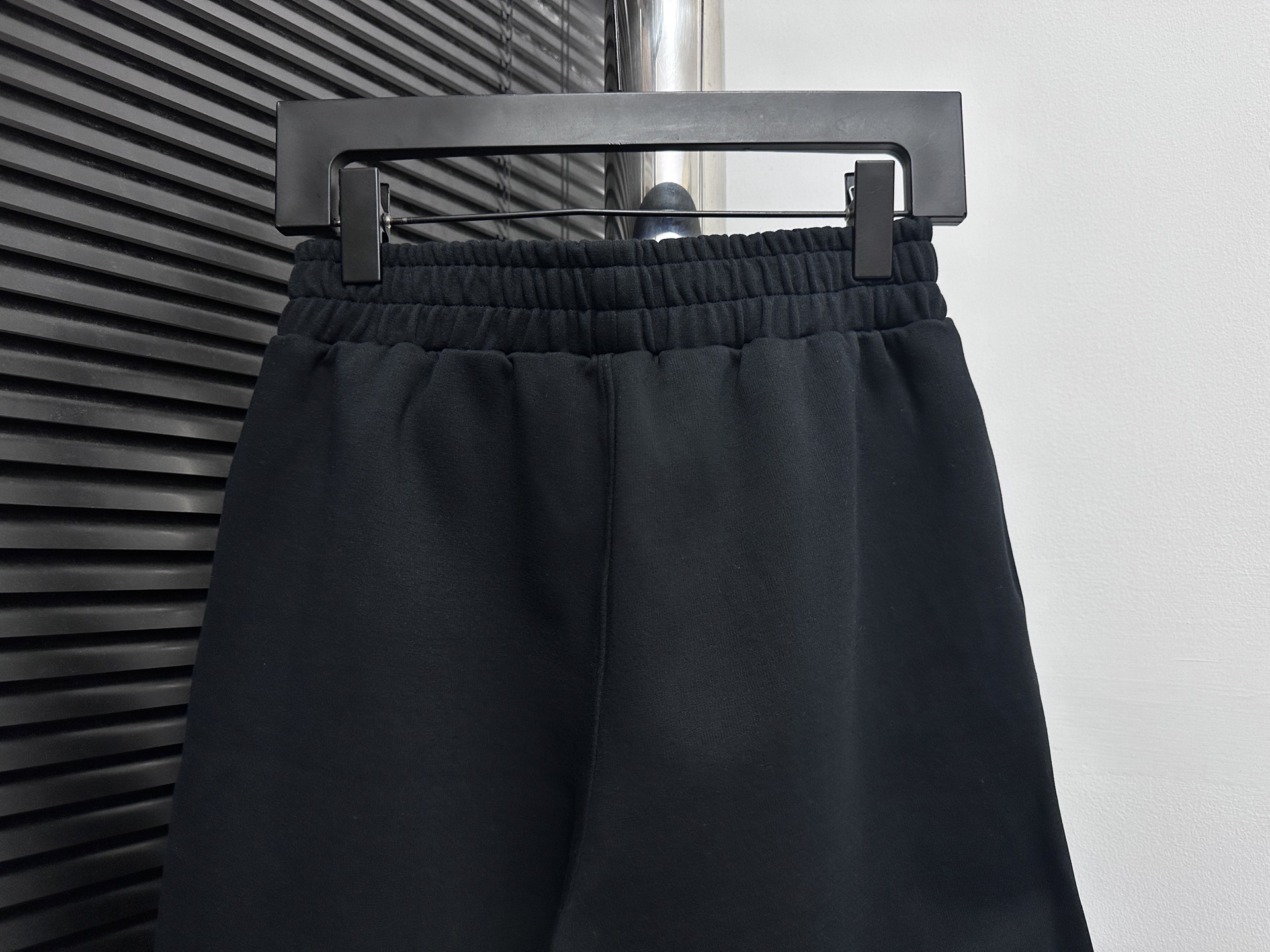 P125
【Balenciaga】巴黎世家 可乐刺绣小标短裤
面料原版定制，非常耗时废料，密度手感和原版达到一致，松紧腰搭配，轻松调节腰围，侧面拼接黑色织带设计，作为整条裤子的点睛之笔，更具个性高级，宽松的阔腿裤版型，上身秒变大长腿，手感柔软细腻，上身很舒适，出门不纠结，好搭配。
尺码：XS-L