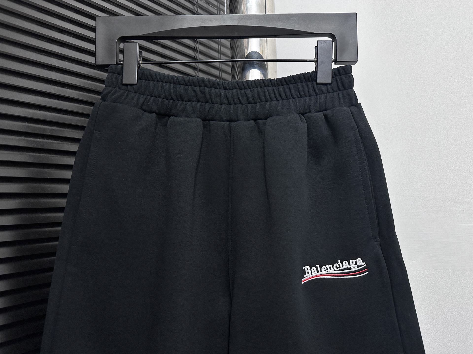 P125
【Balenciaga】巴黎世家 可乐刺绣小标短裤
面料原版定制，非常耗时废料，密度手感和原版达到一致，松紧腰搭配，轻松调节腰围，侧面拼接黑色织带设计，作为整条裤子的点睛之笔，更具个性高级，宽松的阔腿裤版型，上身秒变大长腿，手感柔软细腻，上身很舒适，出门不纠结，好搭配。
尺码：XS-L