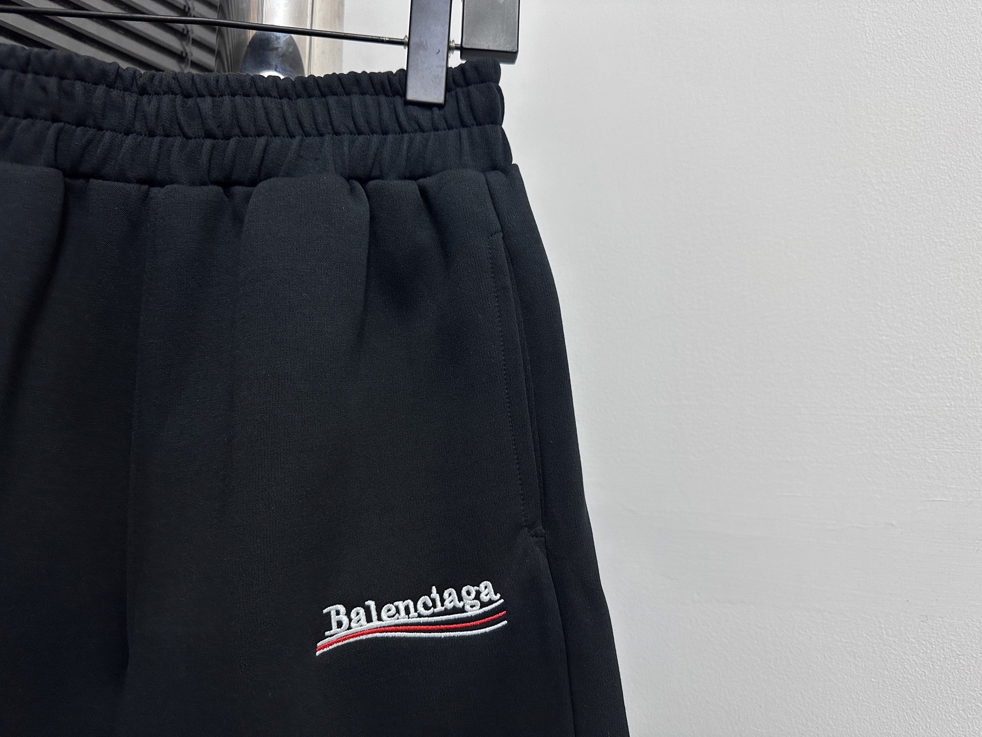 P125
【Balenciaga】巴黎世家 可乐刺绣小标短裤
面料原版定制，非常耗时废料，密度手感和原版达到一致，松紧腰搭配，轻松调节腰围，侧面拼接黑色织带设计，作为整条裤子的点睛之笔，更具个性高级，宽松的阔腿裤版型，上身秒变大长腿，手感柔软细腻，上身很舒适，出门不纠结，好搭配。
尺码：XS-L
