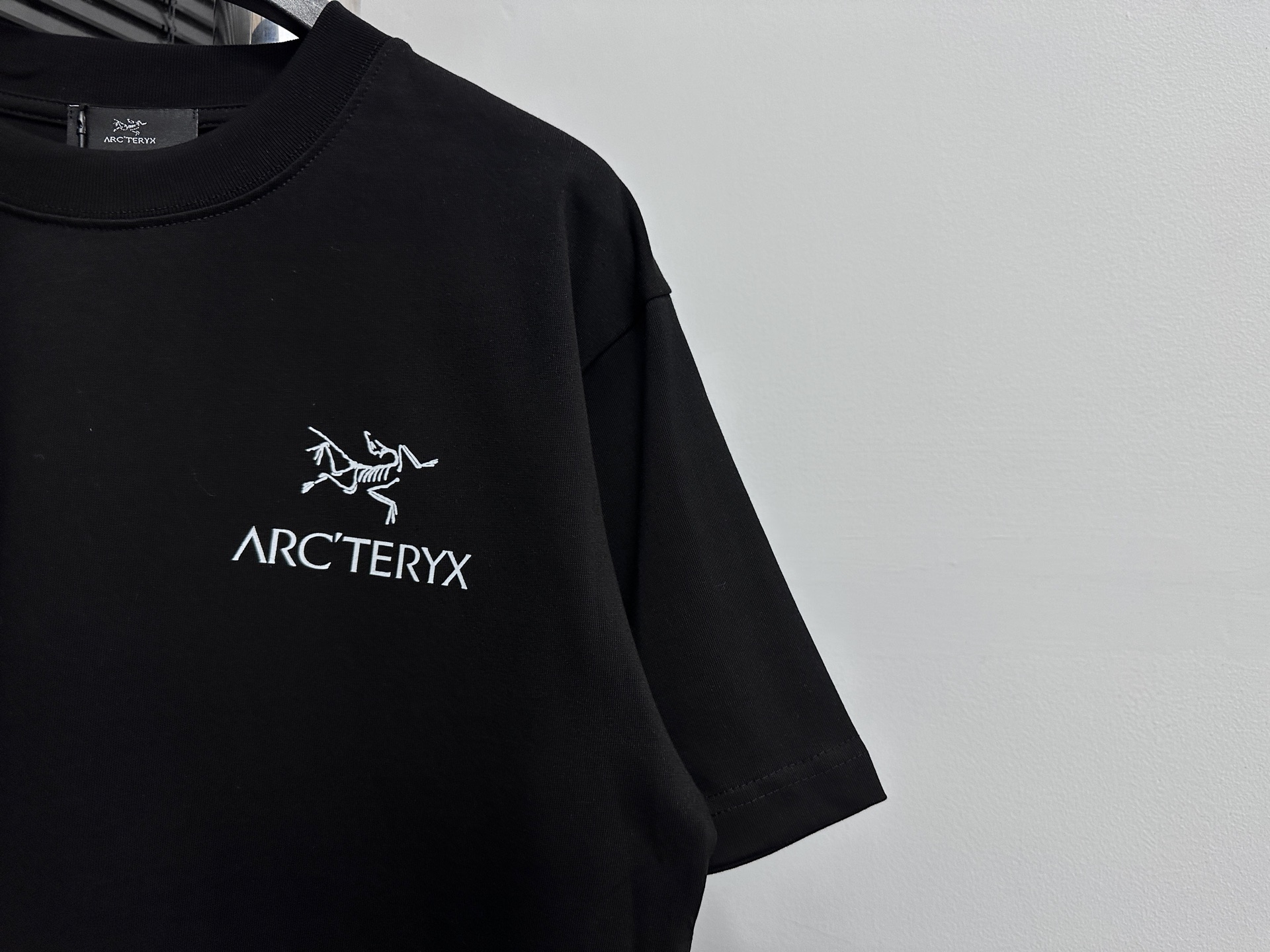ARC'TERYX Camiseta de Manga Corta con Logo Estampado para Hombre y Mujer 5 i1746285627462 5924 0 3