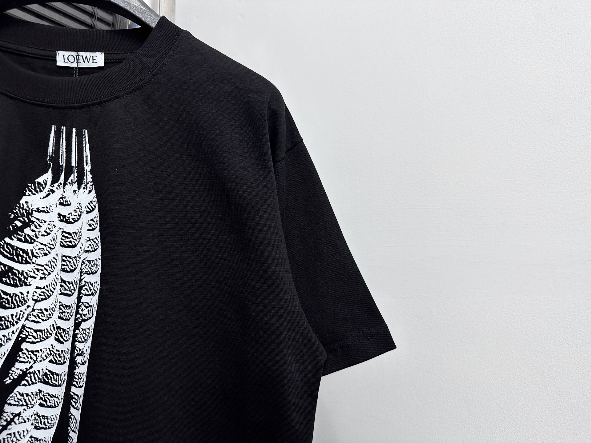 Loewe Camiseta de Manga Corta con Estampado de Plumas para Hombre 4 i1746458926624 9788 0 1