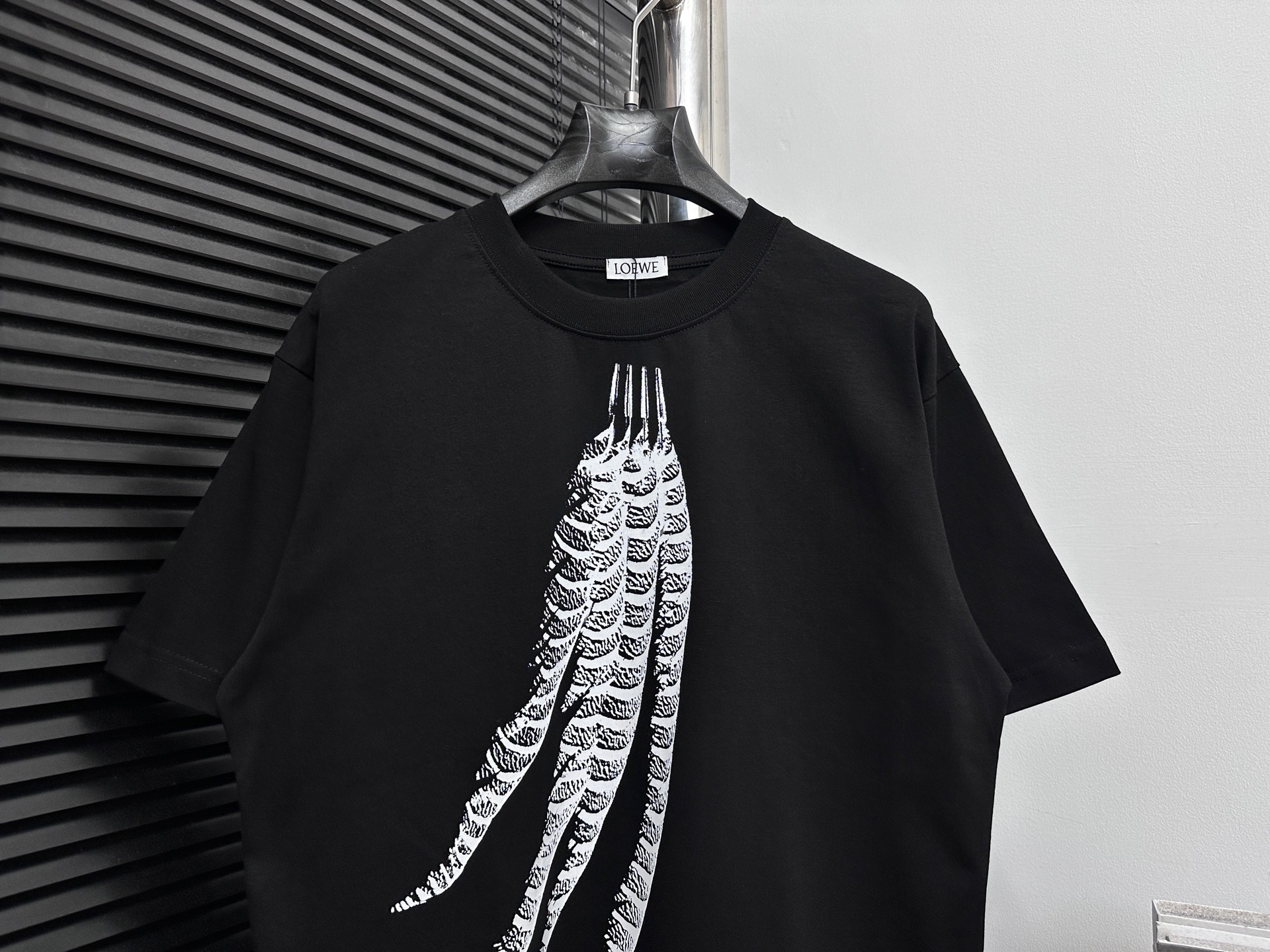 Loewe Camiseta de Manga Corta con Estampado de Plumas para Hombre 6 i1746458926665 8519 0 3