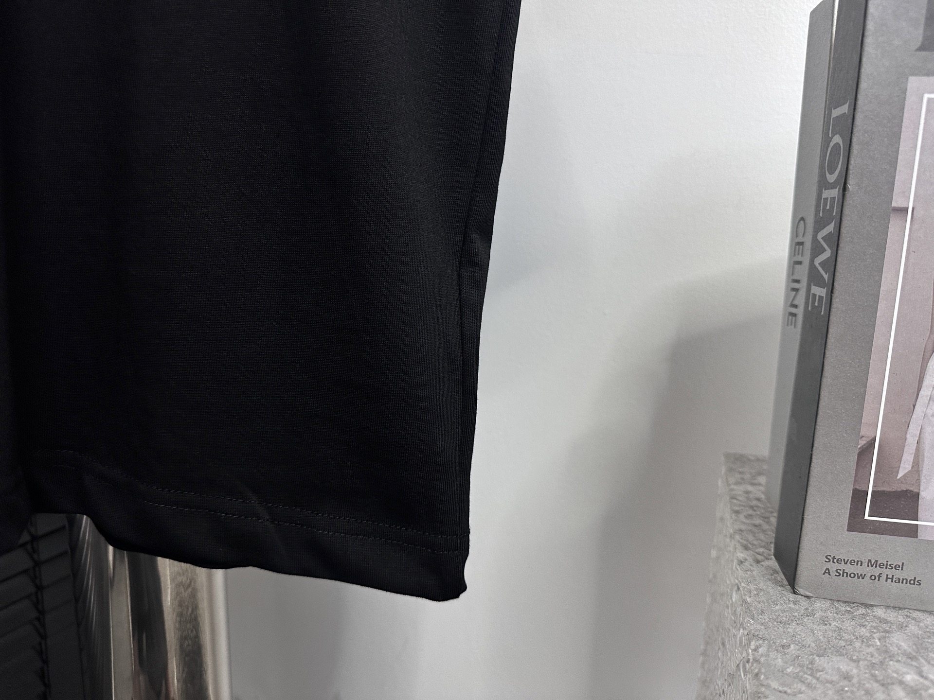 P100

【BALENCIAGA 】巴黎25ss字母印花短袖T恤 
定织定染280克精梳棉重磅面料 螺纹零色差 细节完美 区别市面通货版本 欢迎对比 男女同款 
颜色：白色 黑色
尺码：XS-L