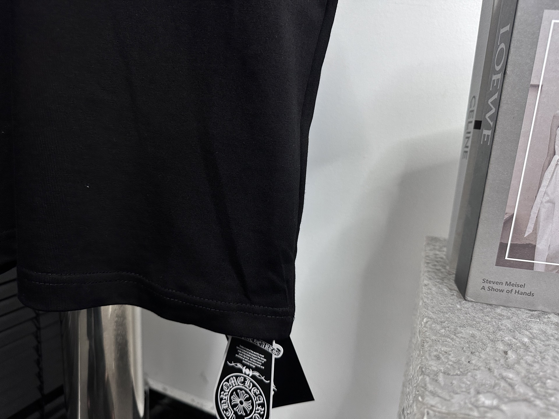 ￼ P105

【ChromeHearts】克罗心 25ss发泡圆领T恤
原版面料 官方同款  短袖T恤
定制260克同缸染面料  手感非常舒服  
春夏最新砖柜同步  时尚又个性  超级百搭好看                
男女都非常合适  人手必备款 
吊牌 领标 水洗麦 三标齐全
颜色: 黑色 白色
尺码：XS-L