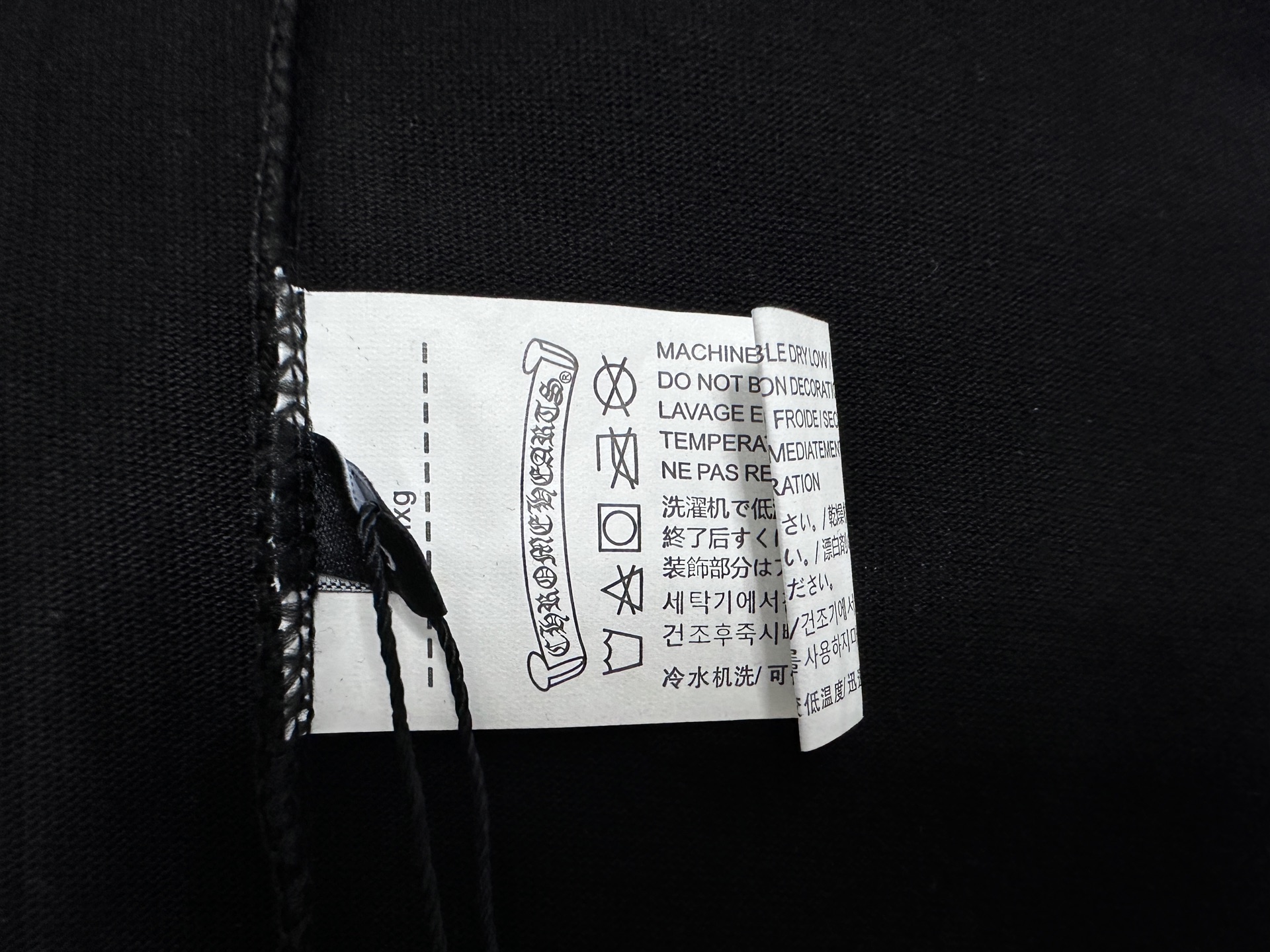 ￼ P105

【ChromeHearts】克罗心 25ss发泡圆领T恤
原版面料 官方同款  短袖T恤
定制260克同缸染面料  手感非常舒服  
春夏最新砖柜同步  时尚又个性  超级百搭好看                
男女都非常合适  人手必备款 
吊牌 领标 水洗麦 三标齐全
颜色: 黑色 白色
尺码：XS-L