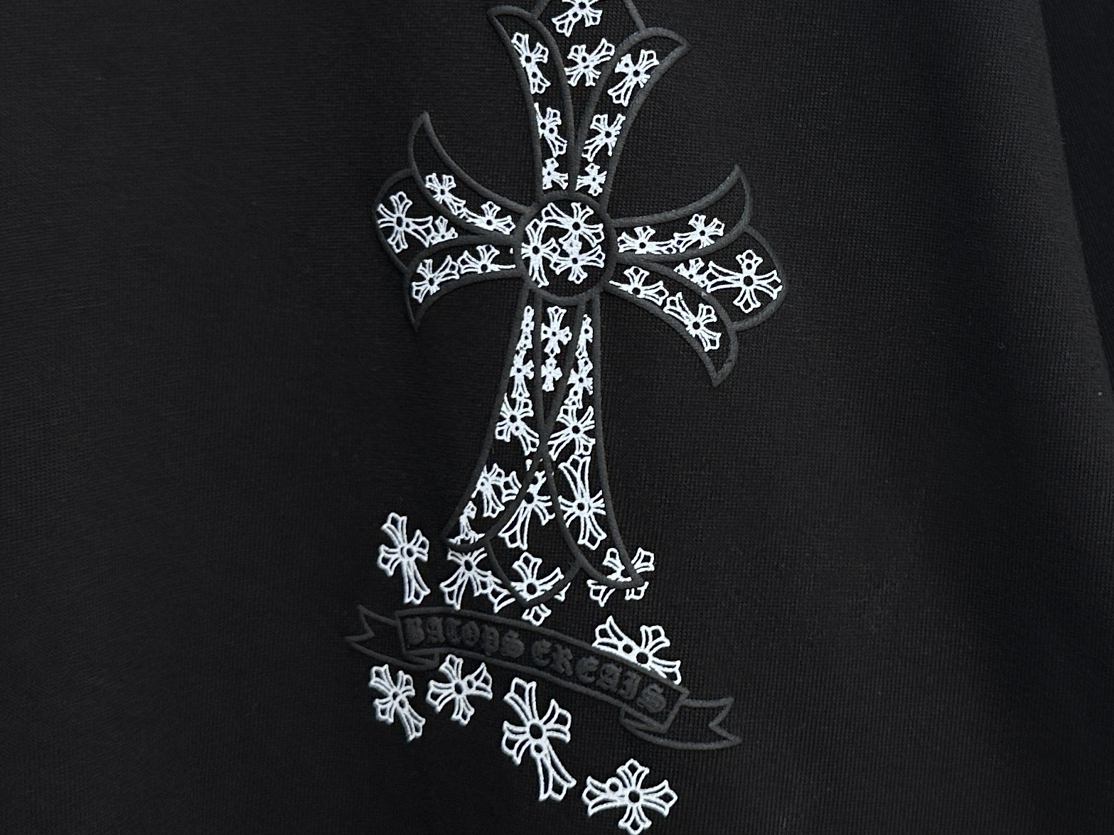 ￼ P105

【ChromeHearts】克罗心 25ss发泡圆领T恤
原版面料 官方同款  短袖T恤
定制260克同缸染面料  手感非常舒服  
春夏最新砖柜同步  时尚又个性  超级百搭好看                
男女都非常合适  人手必备款 
吊牌 领标 水洗麦 三标齐全
颜色: 黑色 白色
尺码：XS-L