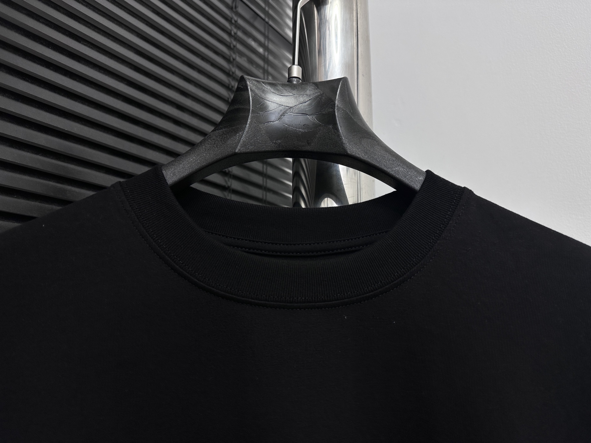 ￼ P105

【ChromeHearts】克罗心 25ss发泡圆领T恤
原版面料 官方同款  短袖T恤
定制260克同缸染面料  手感非常舒服  
春夏最新砖柜同步  时尚又个性  超级百搭好看                
男女都非常合适  人手必备款 
吊牌 领标 水洗麦 三标齐全
颜色: 黑色 白色
尺码：XS-L