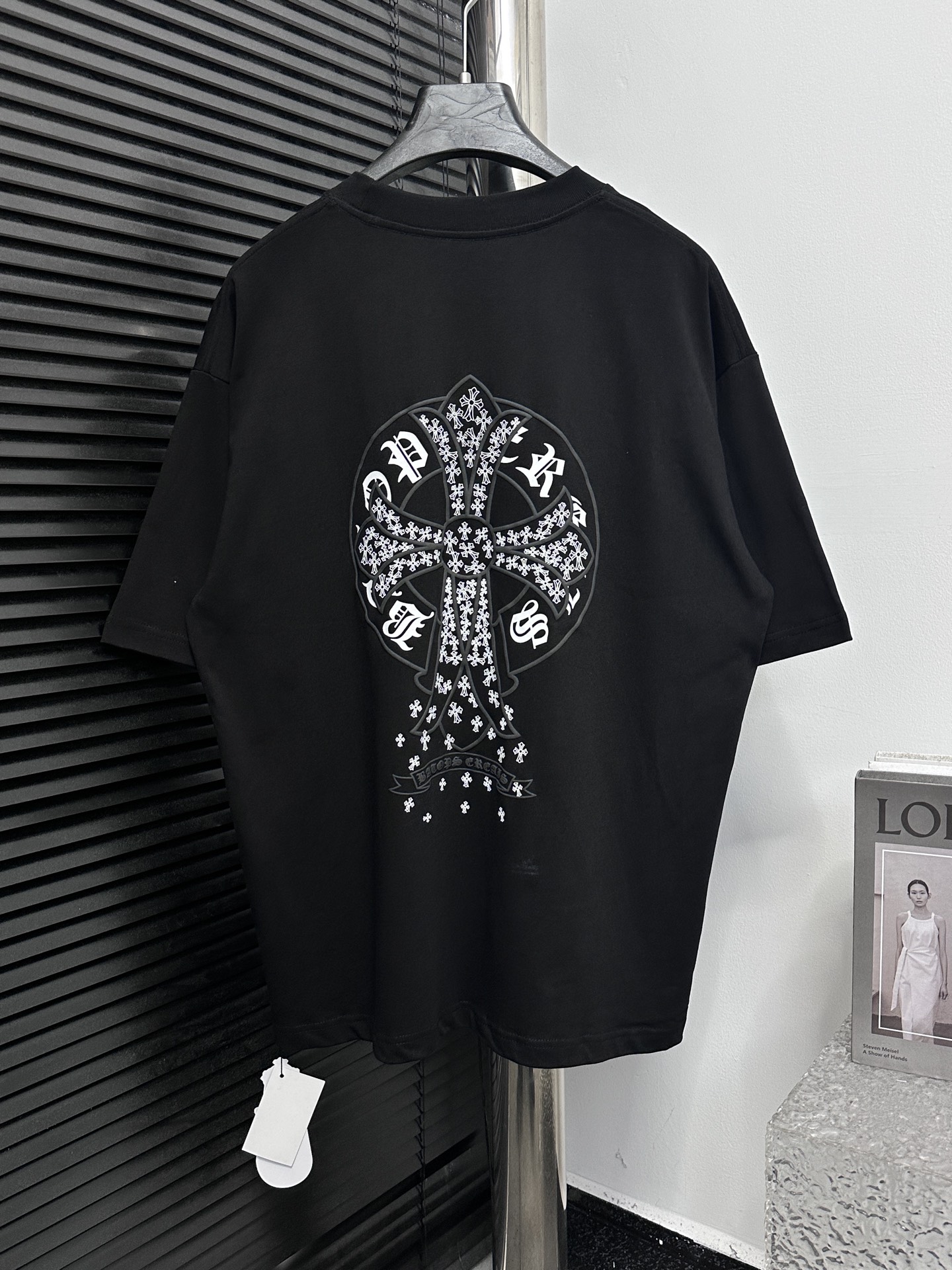 ￼ P105

【ChromeHearts】克罗心 25ss发泡圆领T恤
原版面料 官方同款  短袖T恤
定制260克同缸染面料  手感非常舒服  
春夏最新砖柜同步  时尚又个性  超级百搭好看                
男女都非常合适  人手必备款 
吊牌 领标 水洗麦 三标齐全
颜色: 黑色 白色
尺码：XS-L