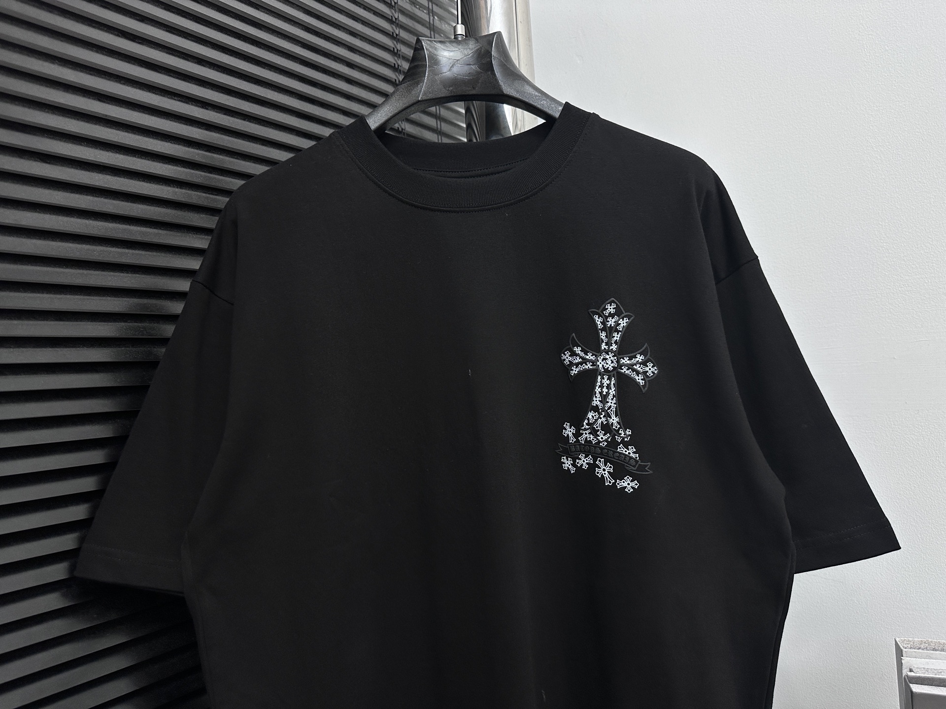 ￼ P105

【ChromeHearts】克罗心 25ss发泡圆领T恤
原版面料 官方同款  短袖T恤
定制260克同缸染面料  手感非常舒服  
春夏最新砖柜同步  时尚又个性  超级百搭好看                
男女都非常合适  人手必备款 
吊牌 领标 水洗麦 三标齐全
颜色: 黑色 白色
尺码：XS-L